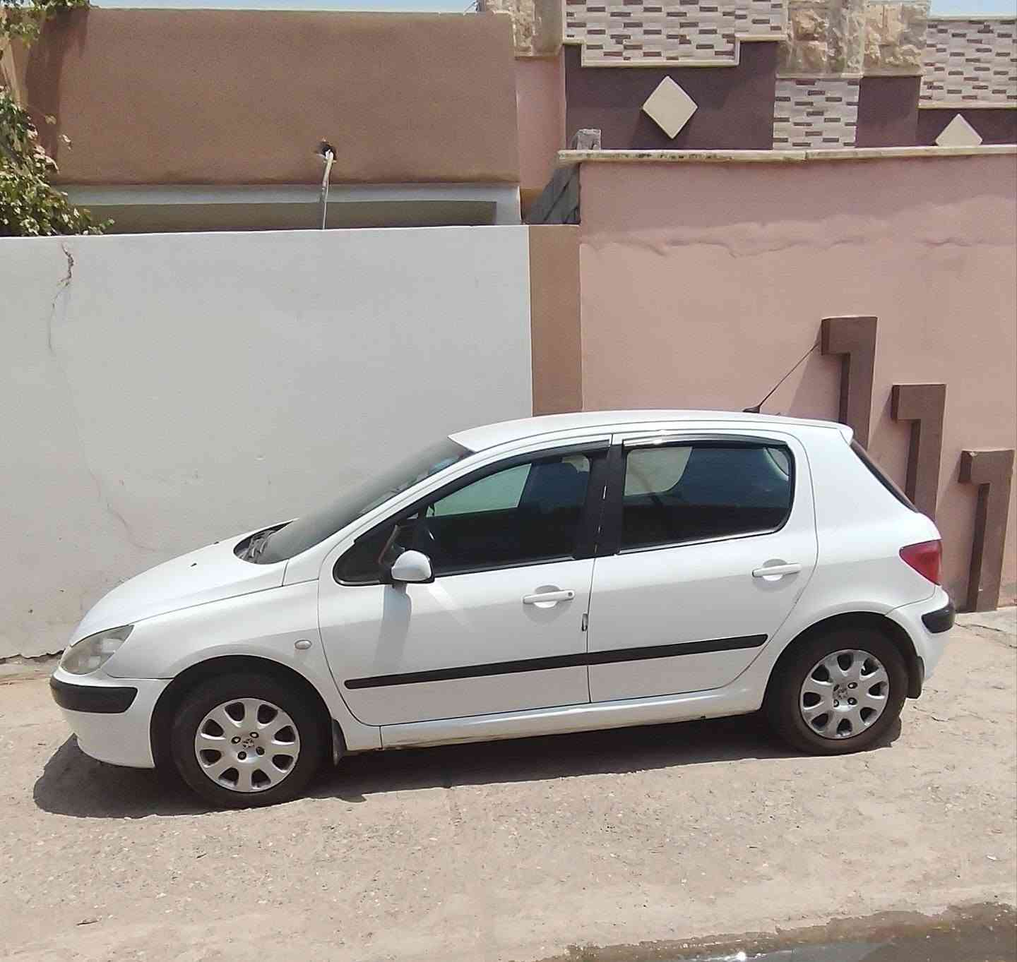 سيارة بيجو 307 موديل 2005 محرك 16 كير اتوماتيك تبريد فول سيارة باسمي شرط تحويل السعر 60 وبيها مجال
بسيط ***********
