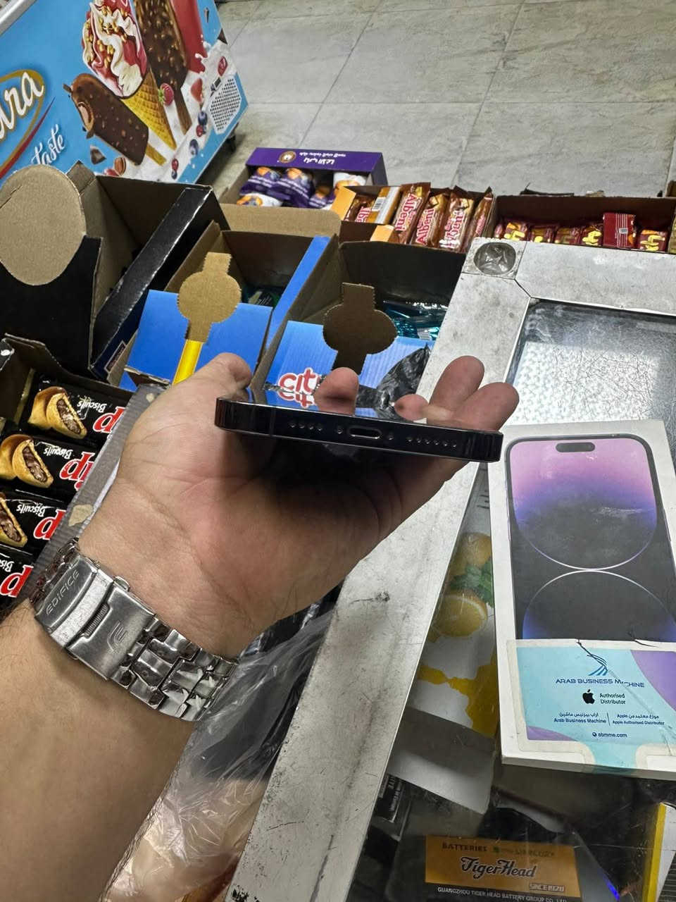 سلام عليكم ايفون 14برو ماكس نضافته مثل ماموضح بالصور ذاكره 256بطاريه 69 غراضه كامله رايده 700 الف 
مكاني حي الاعلام تقاطع درويش 
***********
