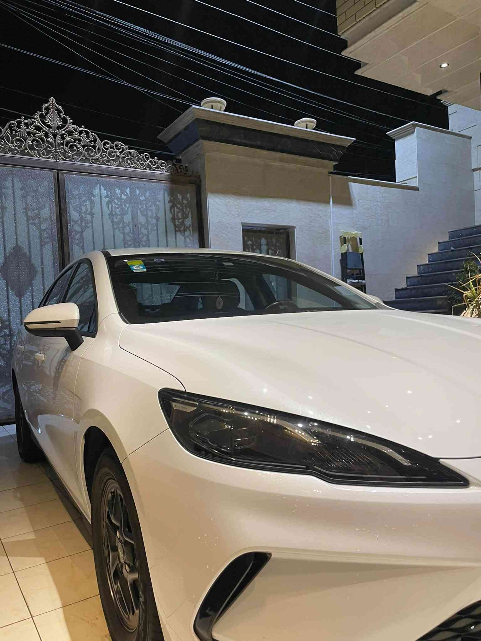 بي واي دي سيل 5
موديل ٢٥  رقم بغداد بأسمي مكفولة كفالة عامة عدا رصعة كد اصبع بالهلال ومسحوبة شرط الفحص داخل جلد ابيض المميز الارضية مغلفة سيارة جديدة على وضع الشركة السعر ٢٠مليون و٩٠٠ وبيه مجال مكاني بغداد السيدية
***********
