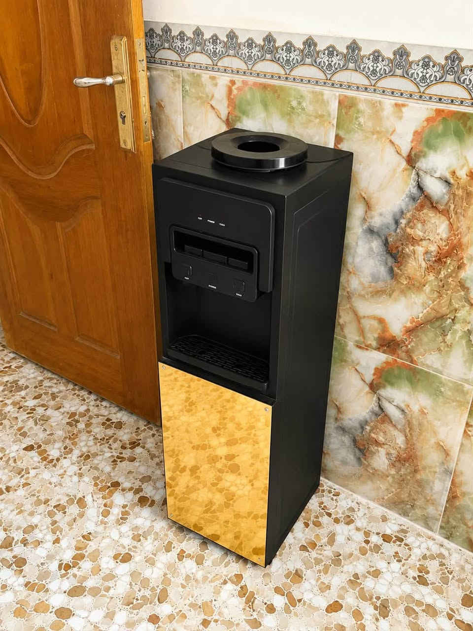 براد ماء ثلج ⛄️ للبيع  نظافة 100%
تصميم باللون الاسود  للاستفسار اتصل على الرقم 

*********** ☎️
