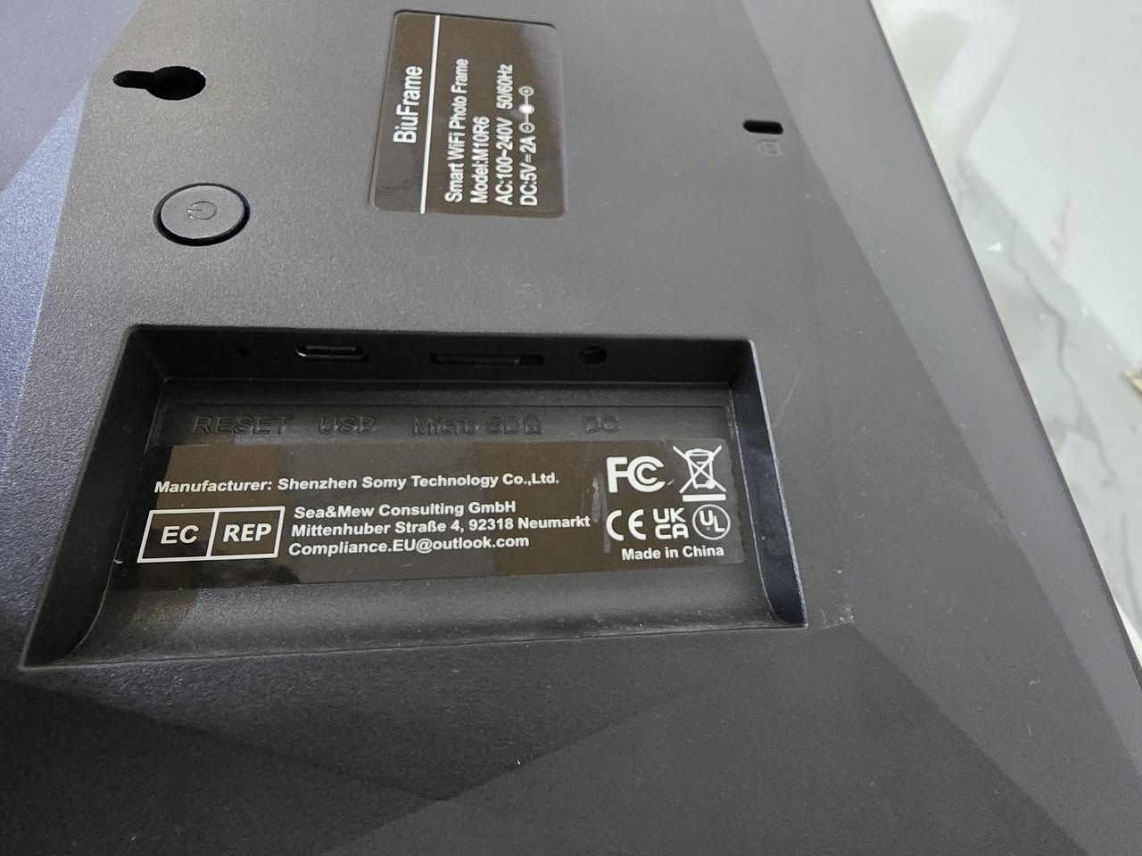شاشة عرض رقمية ذكية: تعرض الصور والفيديو بدقة عالية وبشكل متتابع (Slideshow).
ربط عبر الواي فاي (Wi-Fi Cloud): يمكنك إرسال الصور ومقاطع الفيديو مباشرة من هاتفك الذكي إلى الإطار من أي مكان وفي أي وقت عن طريق التطبيق المخصص.
مشاركة لحظية: ممتاز لحفظ وتوثيق الذكريات العائلية والمناسبات وتحديث الصور أولاً بأول.
مناسب جداً كهدية: خيار مميز جداً للأقارب، الأصدقاء، أو لتزيين المكتب والمنزل بأجمل الذكريات.

السعر 65 وبي مجال

***********
