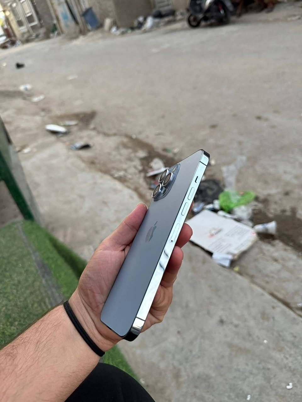 للبيع ايفون 13 Pro Max
*الذاكرة*: 256GB
*اللون*: ازرق بحري
*البطارية*: 100% مستبدلة
*النسخة*: شرق اوسط مو امريكي
*الشاشة*: مستبدلة سوفت اولد 3 خيارات - لمس ممتاز
*النضافة*: 100%
*الكامرات*: مستبدلة. الواسعة متوقفة والباقي كله مكفول وشغال
*الشغال*: اتصال ✅ سيم كارت ✅ فيس ايدي ✅ واي فاي ✅
*الملاحظة*: الجهاز مابي عطل او مشاكل. تستخدمه طبيعي وتجي تفحص على راحتك
*السعر*: 420 ألف وبي مجال
*للتواصل*: *********** واتساب متواجد
