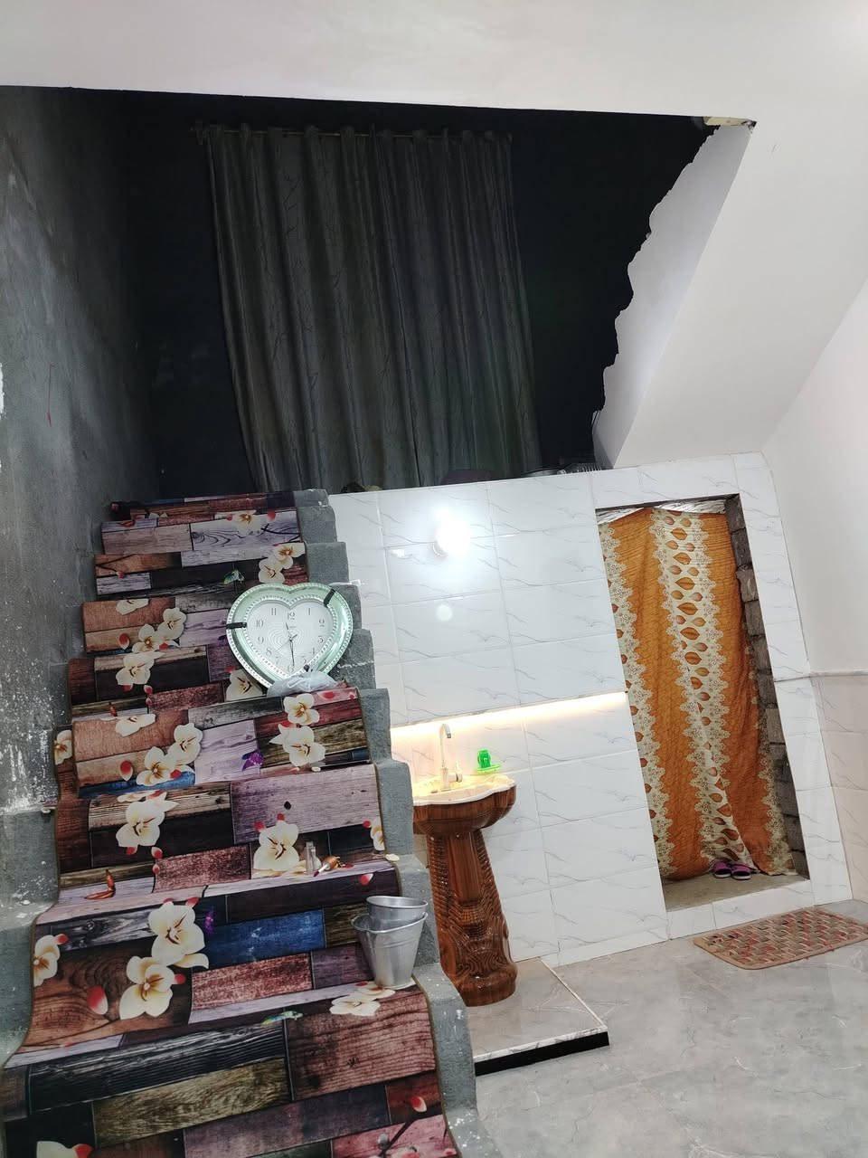 وافق رحمه الوالديك   سلام عليكم بيت للبيع مساحته ٢٠٠متر قرب مول أبو نور يبعد عن شارع ٣٠السايدين ٢٠٠متر  قرار ٢٥ مشمول بلطابو غرفتين وصاله ومطبخ استقبال صحيات بيت جاهز ودرجة أولى بناء حديث أقل سنه ***********
