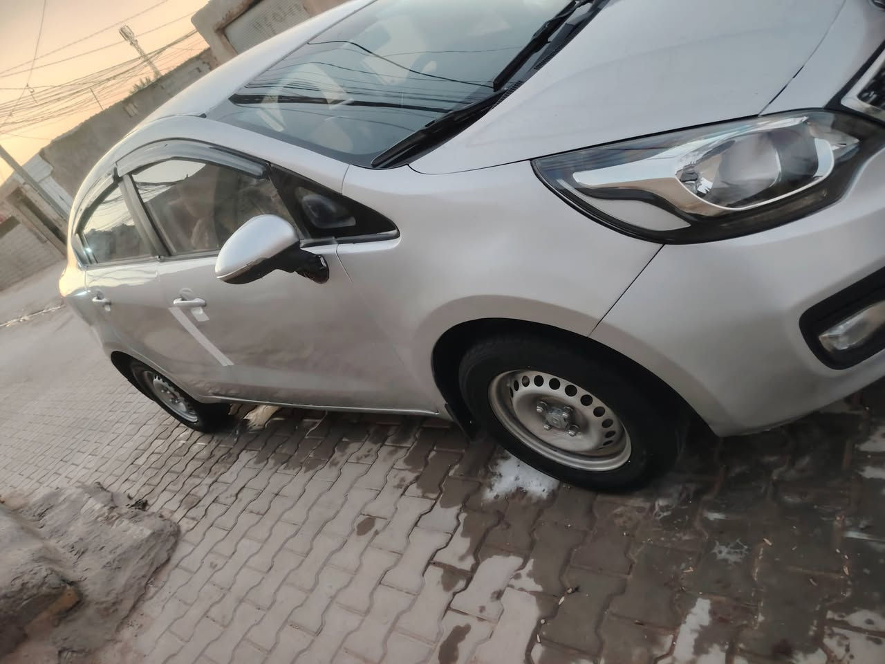 سلام عليكم ريو مديل ١٥ سياره جاهزه من كلشي تبريد ثلج حداديه جديده تخم تاير جديد سياره مصبوغه عام عن جراد   سنويه له ٢٨ بسمي مكينه ١٦٠٠ مكينه وكير جديد لسعر ٧٠ وبيه مجال حك لجيه مكان نجف ***********
