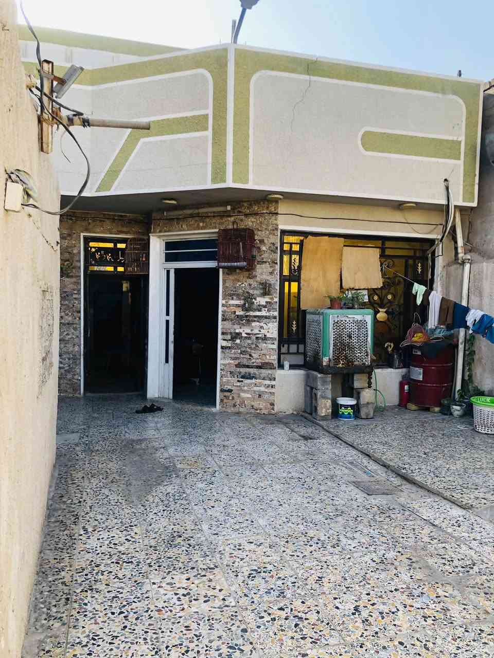 يت للبيع مساحه ٣٠٠ طابقين
الطابق الاول يحتوي على استقبال ومطبخ وحولي وصاله وحمام وغرفه 
الطابق الثاني يحتوي على غرفتين نوم 
موقع : الاصلاح شارع الجزيره قرب مدرسه عشتار
للاستفسار : ***********
السعر خاص✅
