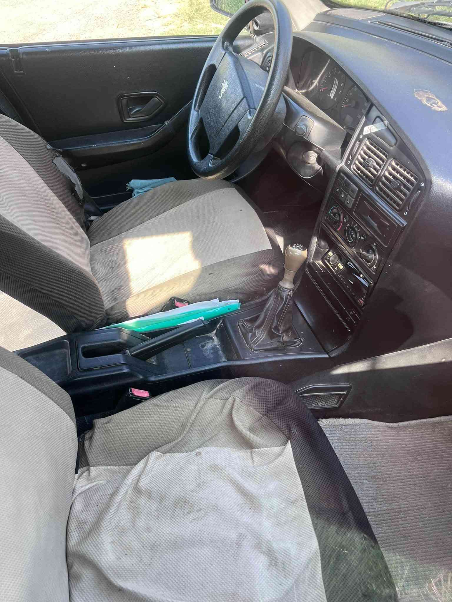 بيجو روى موديل ٢٠٠٩ مكينه وكير مكفولات  تخم تاير حداديه جديد سنويه ساقطه رقم نجف تحويل ثاني يوم 
راعيها موجود مكفوله من الضربه  والصبغ السعر ٢٣ وبيها مجال قليل 
ما متواجد ع الفيس فقط اتصال  ***********
