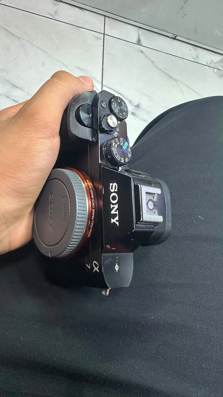 للبيع: كاميرا Sony A7 مع عدسة 50mm
Sony FE 50mm f/1.8 :العدسة
مستشعر إطار كامل (Full-Frame) بدقة 24.3 مكسيل لصور ذات تفاصيل حادة وعزل ممتاز.
عدسة 50mm المثالية لتصوير البورتريه، الشارع، والتصوير العام بفتحة عدسة واسعة f/1.8. • تعطي عزل (بوكيه) جميل وأداء قوي في الإضاءة الضعيفة. السعر 700 الف للتواصل واتساب ***********
