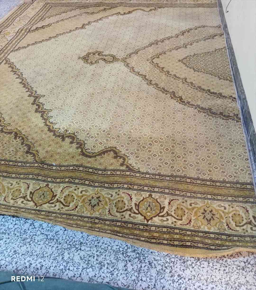 زوليه نظيفه نوع الثكيل كبيره قياس ٤×٦
وكاصيهه نصين بالظبط ومخيطه الأطراف يم الخياط
مابيهه اي عيب 
سعر القطعتين ٤٠ بي مجال
عنوان حزيران ***********

نص مكتوب في الصور:
- REDMI 12 1/11/2025 14:37
- REDMI 12 7/11/2025 14:37