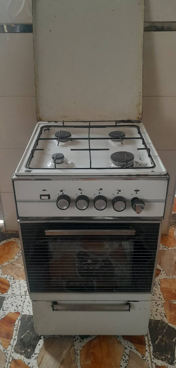 طباخ فول نضافه شرط الشغل اي نقص مابي فرن شغال سعرو 45 وبي مجال شي قليل الشراي ينتصل *********** ***********
