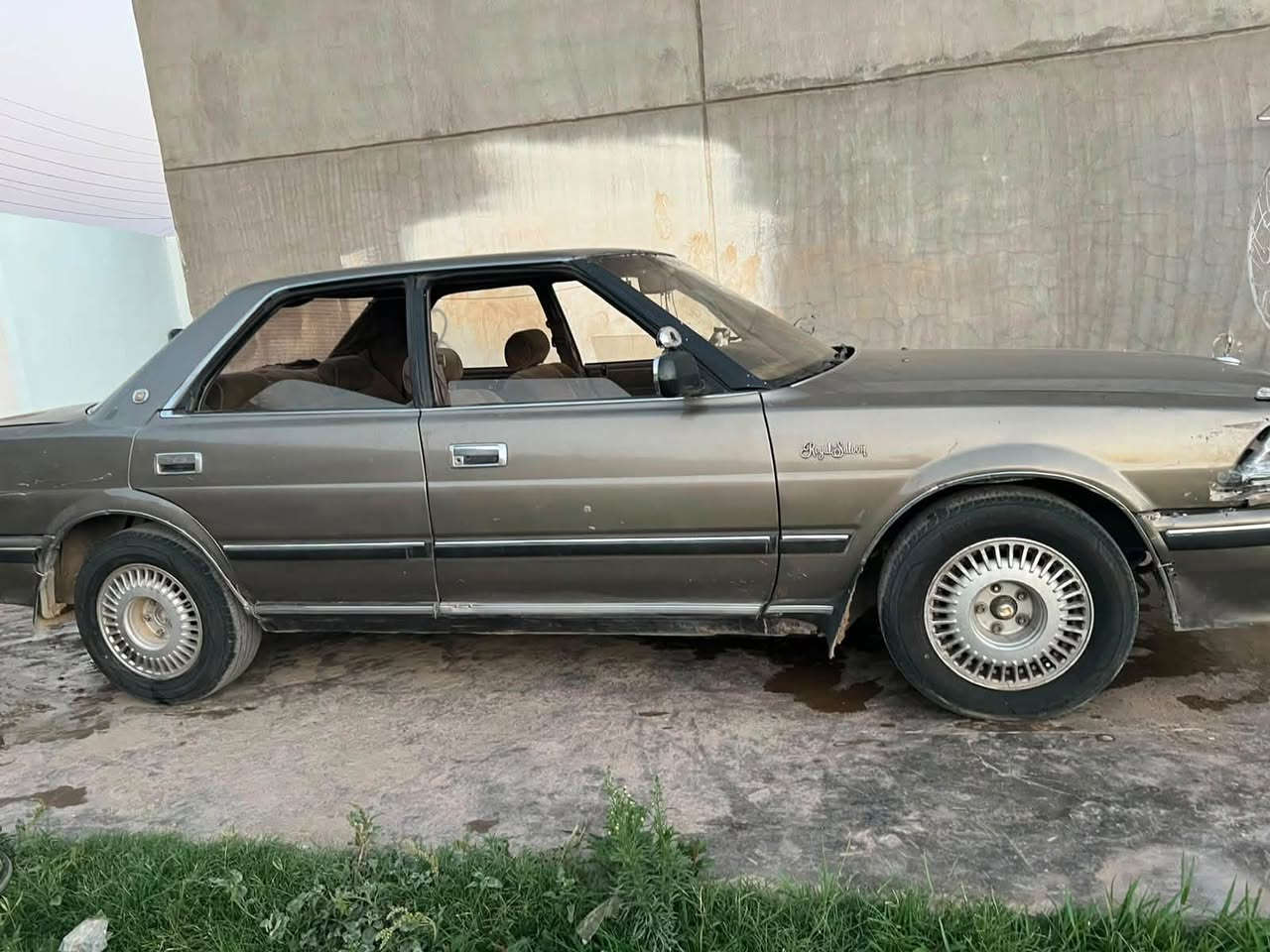 السلام عليكم سياره هارتوب مسجل للبيع موديل 91 سياره اوتماتيك كير محرك شرط تايرات داخلها حيل نضيف اتشغل وتمشي شرط التحويل مالها مباشر السنوية مالتها تنتهي ب 2029  السعر 35 ورقه ويرهم مراوس هم حسب القناعه شعندك نزل بالتعليقات الاستفسار تصال***********
