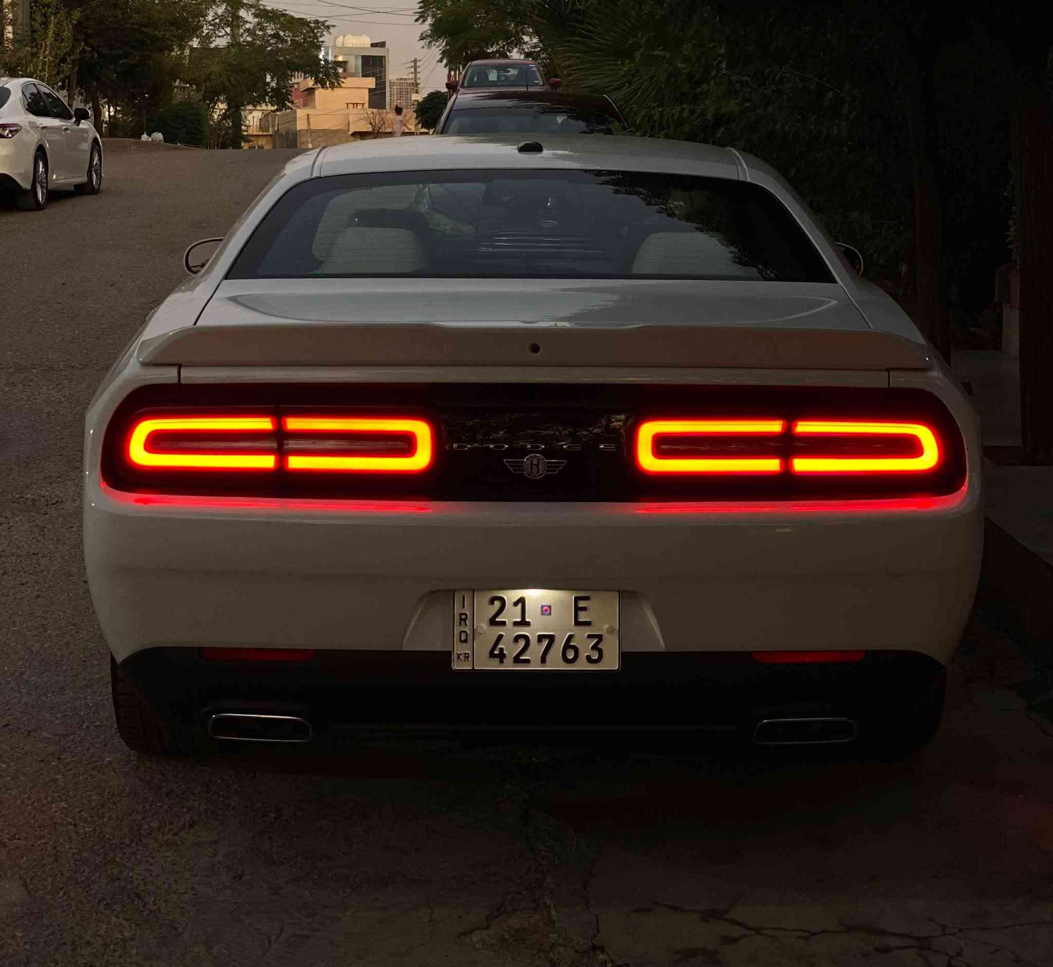 Dodge challenger 2022 GT 
مواصفات 
حاسه خلفيه 
تشغيل عن بعد 
كشنات جلد ابيض مميز 
شفتات ستيرن 
..................................
مكينه(٣٦٠٠)
سيارة ماشيه 27 مايل  
حادث \ بيها بونيد جاملغ سكن و ايرباك طاك راجع و سستم و بشرط بدون دواخل 
تحويل و غرامات بشرط سنويه جديدة بأسمي 
السيارة احلي من صور 
مكان سيارة/ بسليمانية 
سعر:١٨٠ بيها مجال بسيط 
رقم:***********
