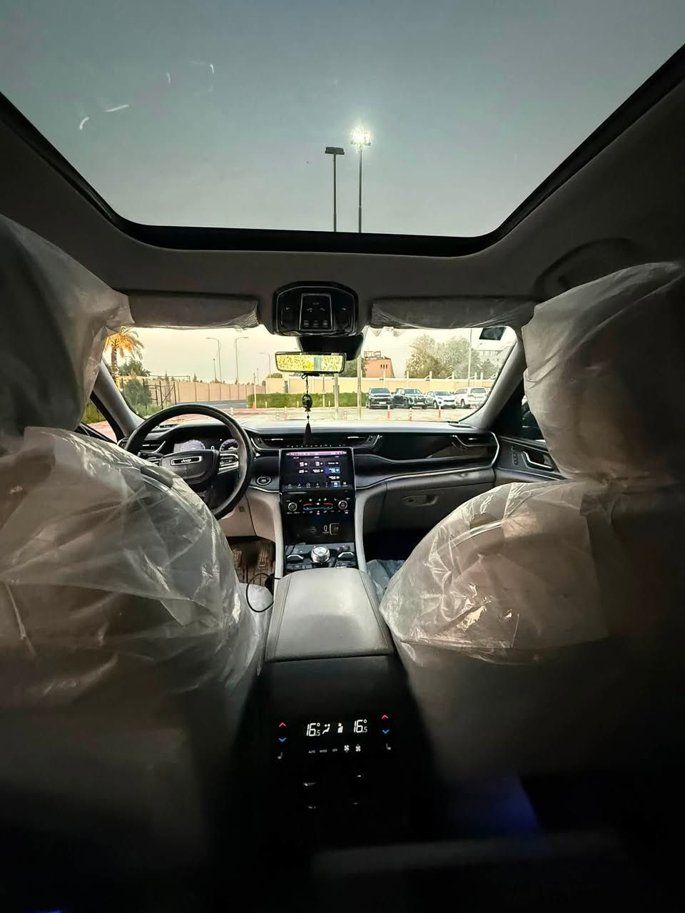 جيب كراند شيروكى اوفرلاند خليجي 2022 محرك 3.6 6 سلندر
مع نظام دفع رباعى 4X4. سيارة مال شركة هارلم
العداد 55 الف mi 
ناقل الحركة: اوتوماتيك 8 سرعات 
مكان سياره بغداد الجادرية
بيها بارد شويه خفيف جدا باب عكس سايق خلفيه موجوده بصوره 

‎المواصفات:
*نظام التعليق الهوائي (جكات)
*فتحة سقف بانوراما 
*الصندوق كهربائي بخاصية الفتح باستشعار القدم او البصمة
*ويل قياس 20 انج
*شاشة عرض لوحة القيادة على الزجاج الأمامي (داتا شو)
*شاشة التحكم الرئيسية لمس بنظام Uconnect 5 بقياس 10.1 انج مع نظام ملاحة
*شاشة القيادة الرقمية بقياس 10.25 انج
*رادار تفاعلي مع خاصية التوقف والانطلاق
*نقطة العمياء
*تحذير الخروج عن المسار
*نظام المحافظة على البقاء فى المسار
*نظام التعرف على اشارات المرور
*خاصية المساعدة على التوجية فى التقاطعات
*حساسات امامية وخلفية
*كاميرات 360 للرؤية المحيطية
*كاميرا رؤيا ليليه
*المرآة الداخلية مزودة بشاشة لعرض الكاميرا الخلفية
*مانع تصادم خلفى
*نظام القيادة شبه الذاتية
*مقصورة الركاب من الجلد
*المقاعدة الامامية كهربائية ومساج وذاكرة
*المقاعد الامامية مبردة ومدفأة
*المقاعد الخلفية مدفأة
*نظام ابل كار بلاى و اندرويد اوتو لاسلكي
*نظام صوتي فاخر 9 سماعات من ALPINE
*دخول ذكي (بصمة)
*نظام التشغيل عن بُعد
*مرايا خارجية قابلة للطي كهربائيًا مدفئة
*مصابيح أمامية أوتوماتيكية مع مصابيح نهارية وكشافات ضباب LED 
*نظام التحكم التلقائي في الضوء العالى
*دواسات جانبية
*ماسحات زجاج أمامي حساسة للمطر
*شاحن هاتف لاسلكي
*انماط قيادة متعددة رياضية وللطرق الوعرة
*وسائد امان هوائية أمامية/جانبية/ خلفية.

رقم صاحب السيارة 
***********
سعر 38.000بيها مجال بسيط جدا
