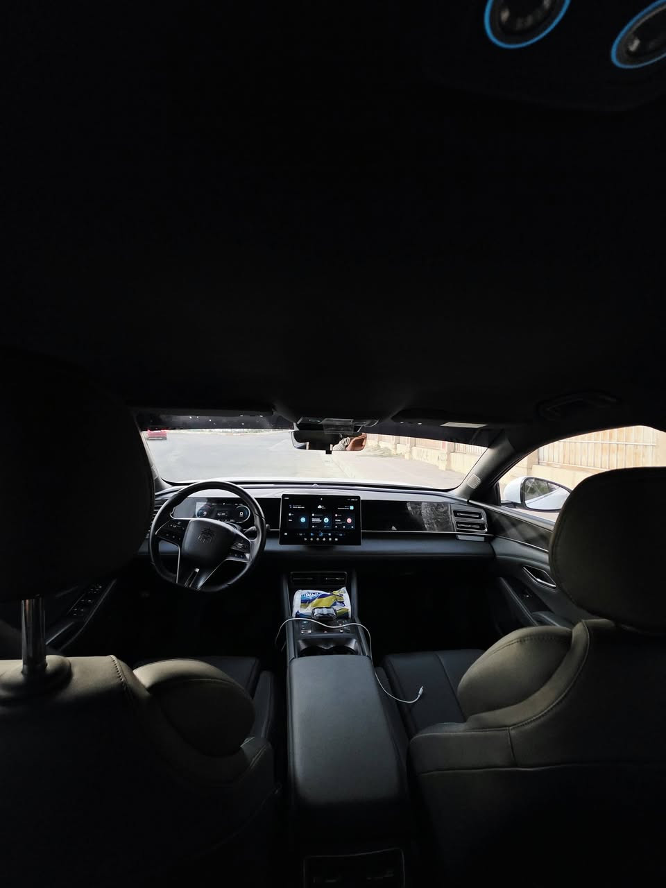 رجاء من تخابرني او تتواصل وياية اذكر نوع السيارة 
BYD QIN L 2024
بي واي دي كن L  موديل ٢٠٢٤
رقم بغداد
ماشية  13.000km 
بطارية 80km بالشحنة الوحدة 
مواصفات: 
كرسي كهرباء
٥ كامرات 
شاشة قلابة
وباقي المواصفات معروفة 
السعر :  24.250 مليون وبي مجال بسيط
العنوان : بغداد الكرخ
رقم الهاتف : ***********
