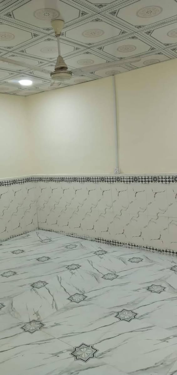 السلام عليكم
نص بيت للبيع حيانيةمساحته (75متر) مقابيل جامع موسى الكاظم عليه السلام المنطقة ناسها ذهب هادئة و ما بيها اي مشاكل... 
يتكون من... 
ـــــــــــــــــــــــــ
-غرفةبالسطح (4.5×3.5)
-غرفة (4.5x3.5) 
-غرفة (3x3) 
-مطبخ(3x3)
-حمام و تواليت مشترك
-درج و بيتونة السطح ما مقسوم
(الطابو مناصفة.. الكهرباء مفروزة.. الماي مفروز) 
البيت بناء بلوك السقف عگادة  بناء قديم  (مرمم) الارضية و الجدران سيراميك... سقف ثانوي... 
(ما مطلوب لا ماي و لا كهرباء) 
[السعر70 مليون و بي مجال]
***********
