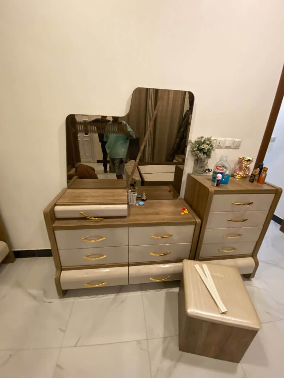 غرفة نوم • اثاث خشبي • تواصل