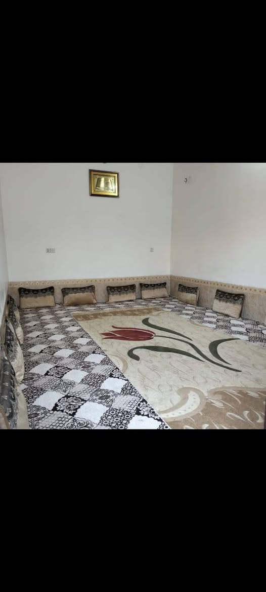 اللهم صلِّ على محمد وآل محمد 🌹
🏠 للبيع دار سكنية – طابو صرف

📍 الموقع: حي الحسين الأول – قرب الشقق السكنية

📐 المساحة: 150 م²

📏 الواجهة: 7.5 م × 20 م (النزال)

🏡 عدد الطوابق: طابقين

📄 الملكية: طابو صرف

✅ خدمات كاملة: ماء، كهرباء، وتبليط

✅ بناء حديث وجاهز للسكن

✅ البيت مرتب ومتعوب عليه

✅ البيع من صاحب الدار مباشرة

✅ يشمل البيع كاونتر المطبخ وتخم القنفات

🔨 تفاصيل البناء:

الطابق الأول:

- غرفة

- صالة

- مطبخ

- براني

- صحيات داخلية وخارجية

الطابق الثاني:

- 3 غرف

- صالة

- صحيات

📌 موقع ممتاز وخدمات متوفرة بالكامل، والدار جاهزة للسكن.

📞 للاستفسار والمراجعة:

مكتب الضامن للعقار – الشارع التجاري، مقابل منفذ المعرفة

📱 واتساب: ***********

📱 ***********

