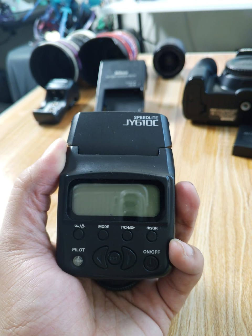 📸 للبيع Nikon D5300 — كاملة ويا ملحقاتها
كاميرا Nikon D5300 بحالة جيدة، وياها مجموعة ملحقات مناسبة للتصوير، وكلشي مبين بالصور.

🔹 مواصفات الكاميرا:

- دقة 24.2 ميگاپكسل
- حساس DX / APS-C CMOS
- معالج EXPEED 4
- ISO من 100 إلى 12,800 وقابل للتوسعة إلى 25,600
- فوكس تلقائي 39 نقطة
- تصوير متتابع لحد 5 صور بالثانية
- تصوير فيديو Full HD 1080p
- شاشة LCD متحركة قياس 3.2 إنچ
- Wi-Fi مدمج
- GPS مدمج
- تدعم كروت SD / SDHC / SDXC
- تركيب عدسات Nikon F

🔭 العدسة:
Nikon AF-P DX NIKKOR 18-55mm f/3.5-5.6G VR

- زوم 18–55mm
- تثبيت صورة VR
- فوكس سريع AF-P
- فتحة f/3.5–5.6
- مناسبة للتصوير اليومي، الأشخاص، السفر والمناظر الطبيعية

📦 المحتويات:

- جسم Nikon D5300
- عدسة Nikon 18-55mm VR
- بطارية Nikon
- شاحن Nikon MH-24
- Battery Grip
- فلاش خارجي
- كيبل USB
- كيبل AV
- CD Nikon ViewNX 2
- كتيبات وملحقات
- جنطة كاميرا
- عدة تنظيف للكاميرا والعدسة
- علبة العدسة/الكاميرا الموجودة بالصورة

📌 ملاحظة: الفلاش وبعض الملحقات الإضافية موجودة ويا الكاميرا، والموديل الدقيق للفلاش غير واضح بالصورة
و يوجد لدينا توصيل 🚚 لجميع محافضات العراق مراسله خاص او رقم الهاتف ***********
