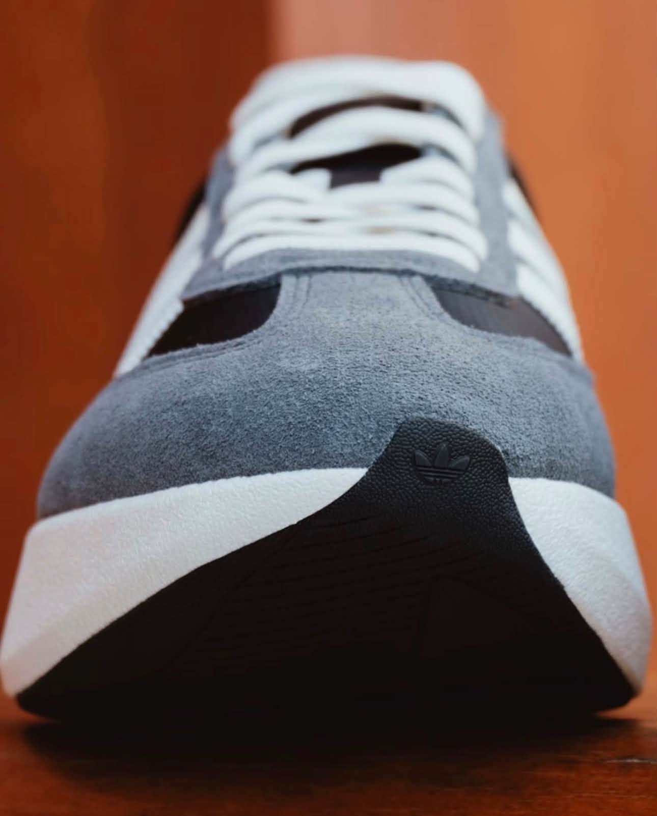 إذا تحب الأحذية اللي تعطيك ستايل شبابي بدون مبالغة، Adidas SL 72 Pro 
خيار يستاهل تشوفه.

تصميم مستوحى من ستايل أديداس الكلاسيكي، لكن بلمسة عصرية تخليه سهل التنسيق ويا ملابسك اليومية.

والأحلى؟
متوفر بـ 8 ألوان مختلفة 👟🔥
يعني عندك خيارات أكثر حتى تختار اللون اللي يناسب ستايلك.

📦 متوفر الآن
🚚 توصيل لجميع محافظات العراق

للطلب والاستفسار مراسلة الصفحة أو الاتصال: ***********

نص مكتوب في الصور:
- SL 72 PRO TRENDY SNEAKERS
- TRENDY SNEAKERS