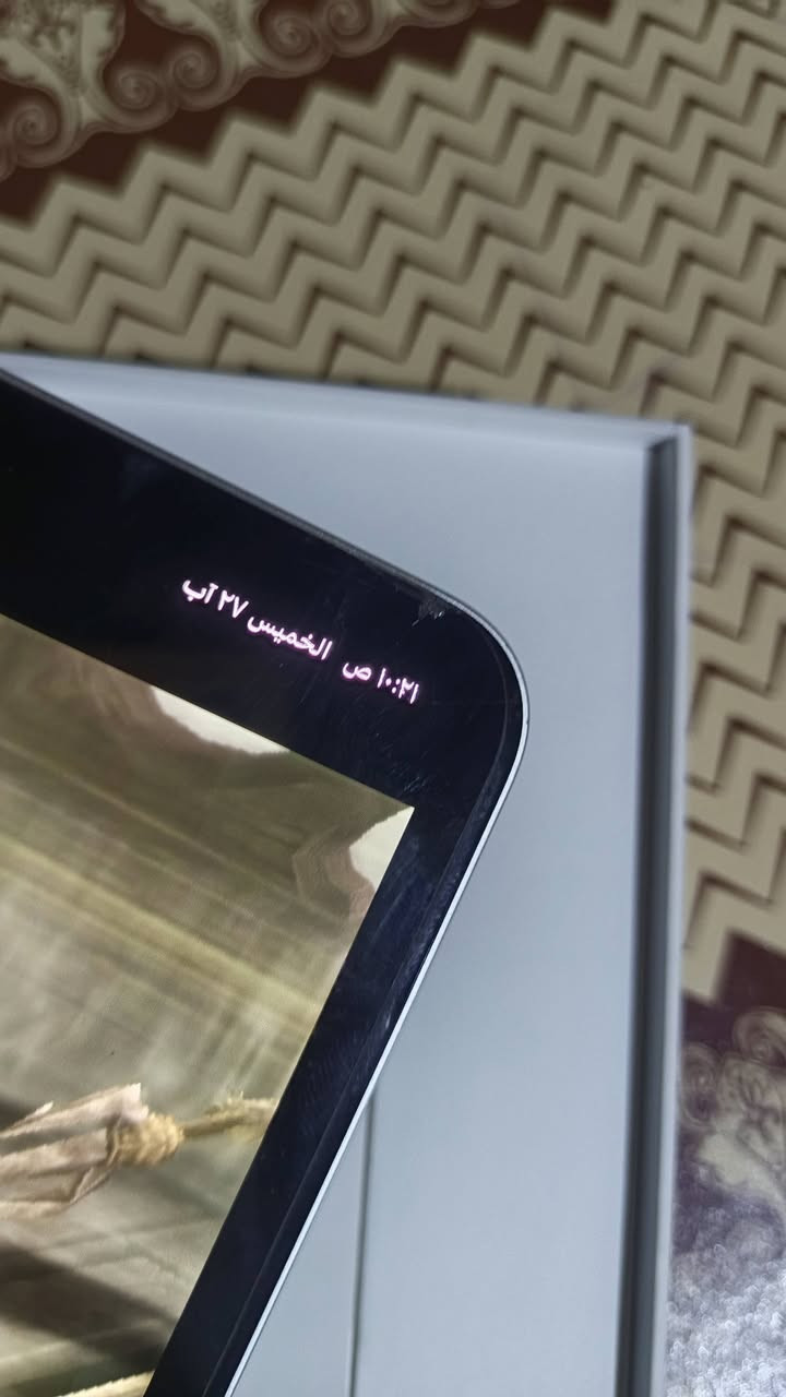 آيباد M4، ذاكرة 256GB، البطارية 91%. بي آثار استخدام مال ببجي على الشاشة، وبي كسر على طرفين مثل ما موضح بالصورة، يعني الشاشة نفسها ما بيها شي. أكو زلق بسيط على الشاشة، بس ما يبين بالتصوير ولا أثناء اللعب، فقط إذا تعكس الشاشة أو تصير الصفحة بيضة يبين. ولا يجي واحد يكول ليق يكبر ما اعرف منو ماكو هيج مهم سعره 750 الف مكاني البصره كرمت علي هذا رقم *********** توصيل ما عندي
