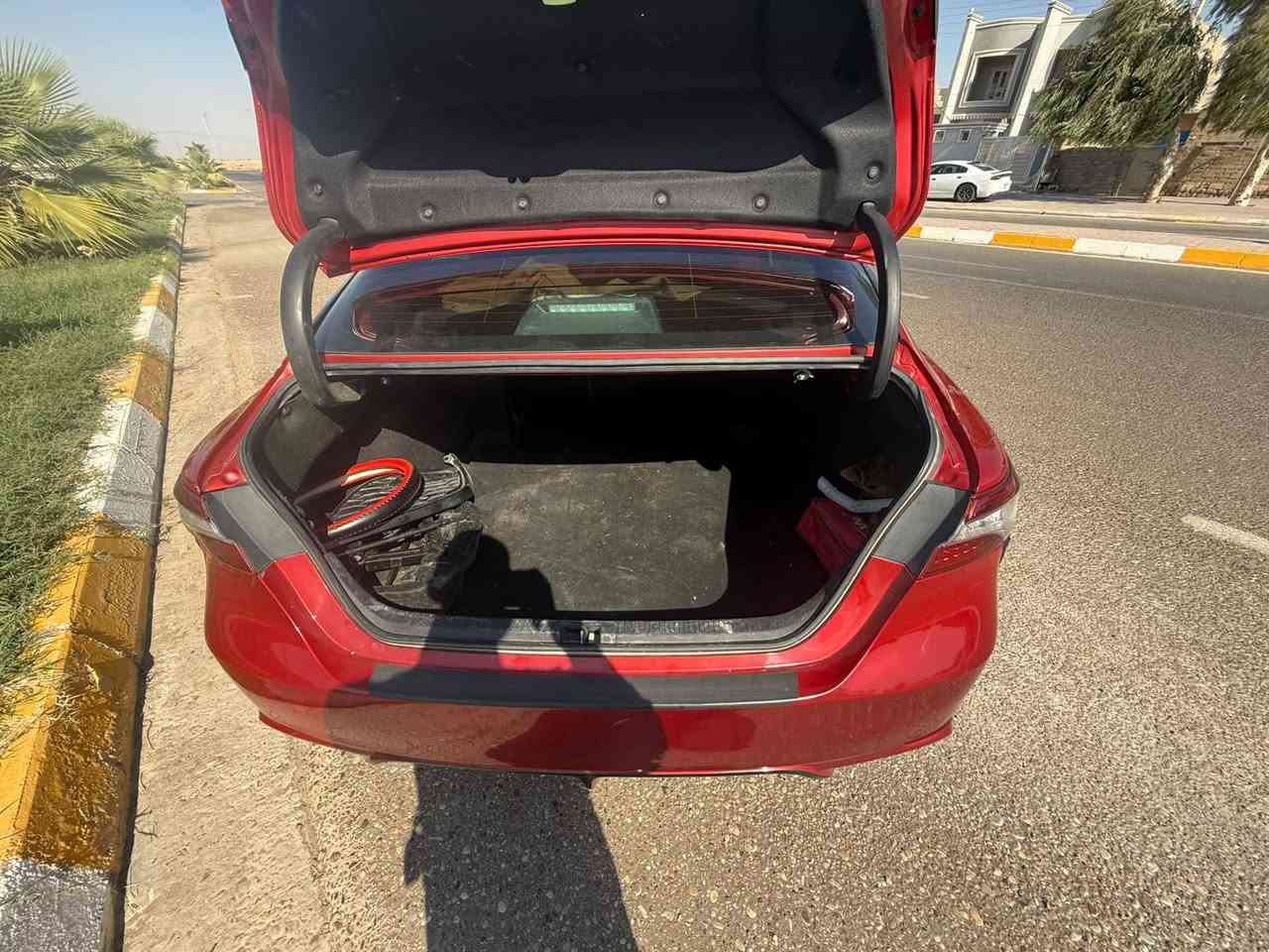 السلام عليكم 
 كامري XSE Hybrid 2023 وارد امريكي
 المواصفات 
المحرك: 2.5 4 سلندر هايبرد.
القوة الإجمالية: 208 حصان.
الكير: CVT إلكتروني.
الدفع: أمامي FWD، وليس AWD. 
تدفئة  في المقاعد الامامية 
الصرفية الرسمية: 44 MPG داخل المدينة و47 على الطريق، و46 MPG معدل؛ يعني تقريبًا 5.1 لتر/100 كم. 

سعة التانكي: 13.2 غالون ≈ 50 لتر.
الجنوط: 19 إنش رياضية.
المقاعد: 5 أشخاص 
البطارية: ليثيوم-أيون، ونظام الهايبرد 259 فولت. 
تويوتا
والـ XSE Hybrid تحديدًا بيها تعليق رياضي وتصميم خارجي رياضي وشبك أمامي أسود ولمسات XSE. 
السعر 160$ بيها مجال بسيط 
للأستفسار
*********** اسيا  /  *********** زين

