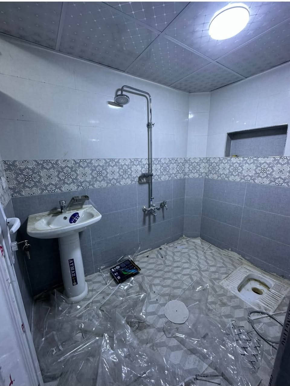 السلام عليكم توفرت شقق حديثة سكنية للايجار مساحة الشقه 150 متر تحتوي كل شقة على (غرفتين نوم وصالة كبيرة ومطبخ وحمام وبلكونه) مكان الشقة بغداد الجديدة قرب مستشفى العلماء الأهلية بشارع مال فالح ابو العمبه علما ان الشقة تصلح سكن(للشباب-سكن طلاب- سكن للعمال - مكاتب- شركات) للاستفسار اللاتصال عله الرقم *********** الاستفسار يجي خاص واتساب
