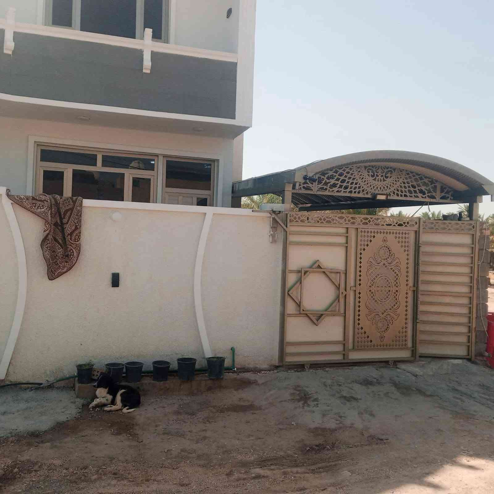 دار للبيع مساحة ٢٠٠ متر 
الدورة هورجب سند ٢٥  مربع المدارس 
طابقين  بناء طابوق 
٣ غرف نوم 
صاله 
استقبال 
مطبخ 
كراج 🅿
حديقة🏡 
صحيات داخلية وخارجية
السعر جدآ مناسب 
١٢٠ مليون وشويه بي مجال 
***********
*********** او مراجعه مكتب ليث الجبوري
