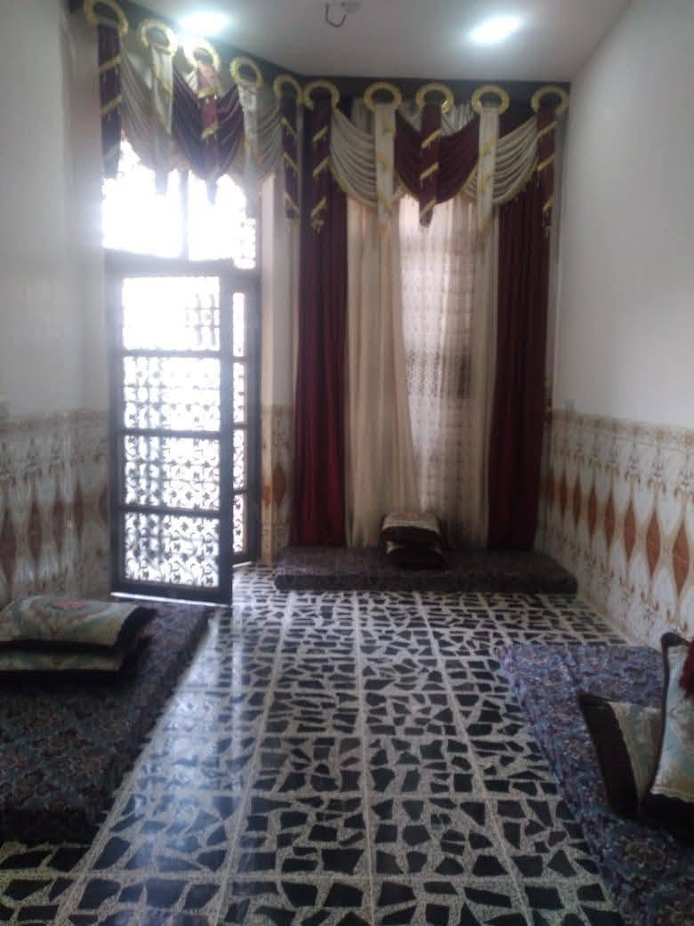 سلام عليكم ورحمه الله وبركاته 
مشتمل للبيع مساحه 125متر
وجه 6وربع نزال 20متر 
شارع 15متر وجه شارع 10
نافذ علا 40جنابي منطقه 23
متكون من غرفه صاله ديوانيه 
مطبخ حمامات بناء طابوك كامل
درجه اولا فول السعر 72مجال 
بسيط سعره مناسب 
***********
