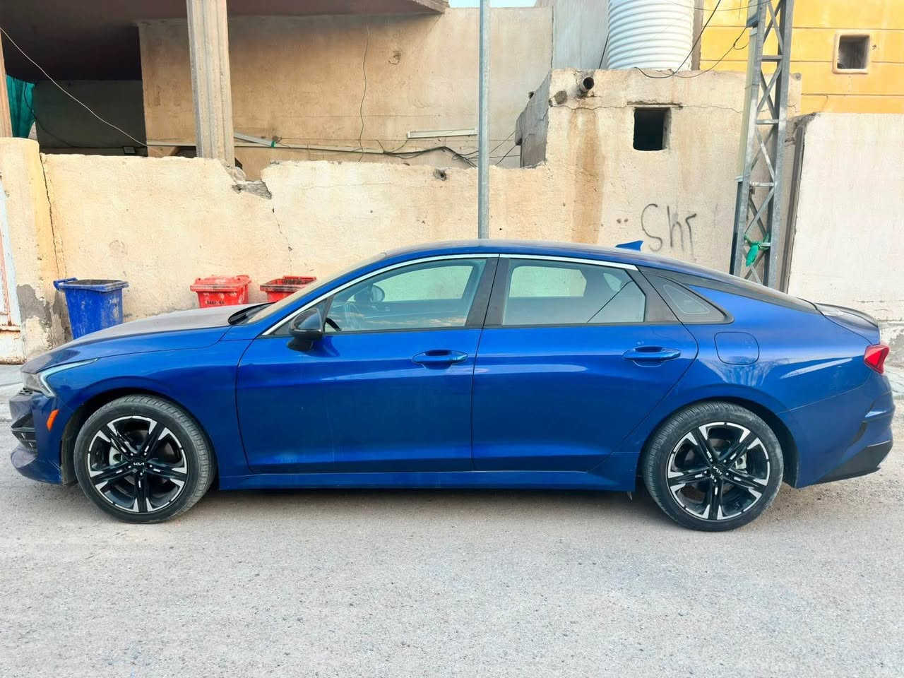 كيا كي فايف K5 موديل 24 وارد امريكي ضربتها واضحه بالصوره مال امريكا وهنا صار بيها دحكه قليله نفس المكان مال ضربة امريكا مكينه كاسره بستم يعني گايمه السياره جي تي لاين تيربو فول ما عدا الفتحه رقم بصره بأسمي تحويل ثاني يوم السعر 145 وبيها مجال مو شراي لا تتصل ولا تراسل هاي تفاصيل كامله كدامك مكانها بصره سفوان *********** البصرة, العراق
