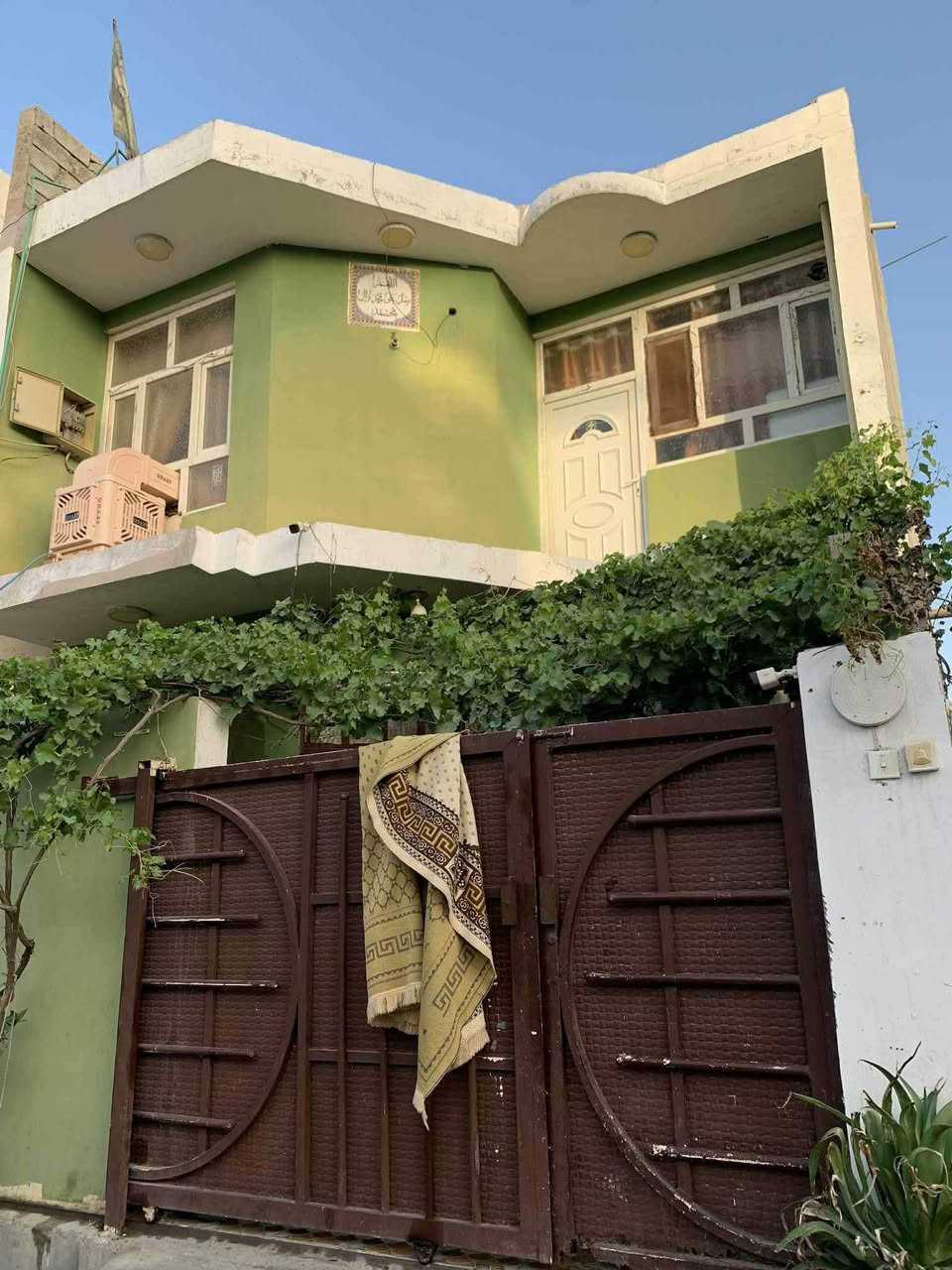 السلام عليكم 
بيت 100 متر للبيع خلف بيانو داخل شفتة بناء حديث ويحتوي ع مطبخ واستقبال وصالة وغرفة وصحيات والطابق الثاني 3غرف وصحيات واجهة البيت 7 والنزال 14ونص للاستفسار الاتصال ع هذا الرقم ‭***********‬
