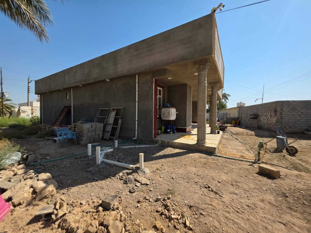 للبيع بيت مساحه الكليه ٩٥٠ متر مساحه البناء ٢٥٥ متر مع الاثاث  والطاقه الشمسيه ومكان محلات 3  سند 25طابو زراعي المكان شارع النفطيه قريب على سيطرة لج الاتصال ***********
