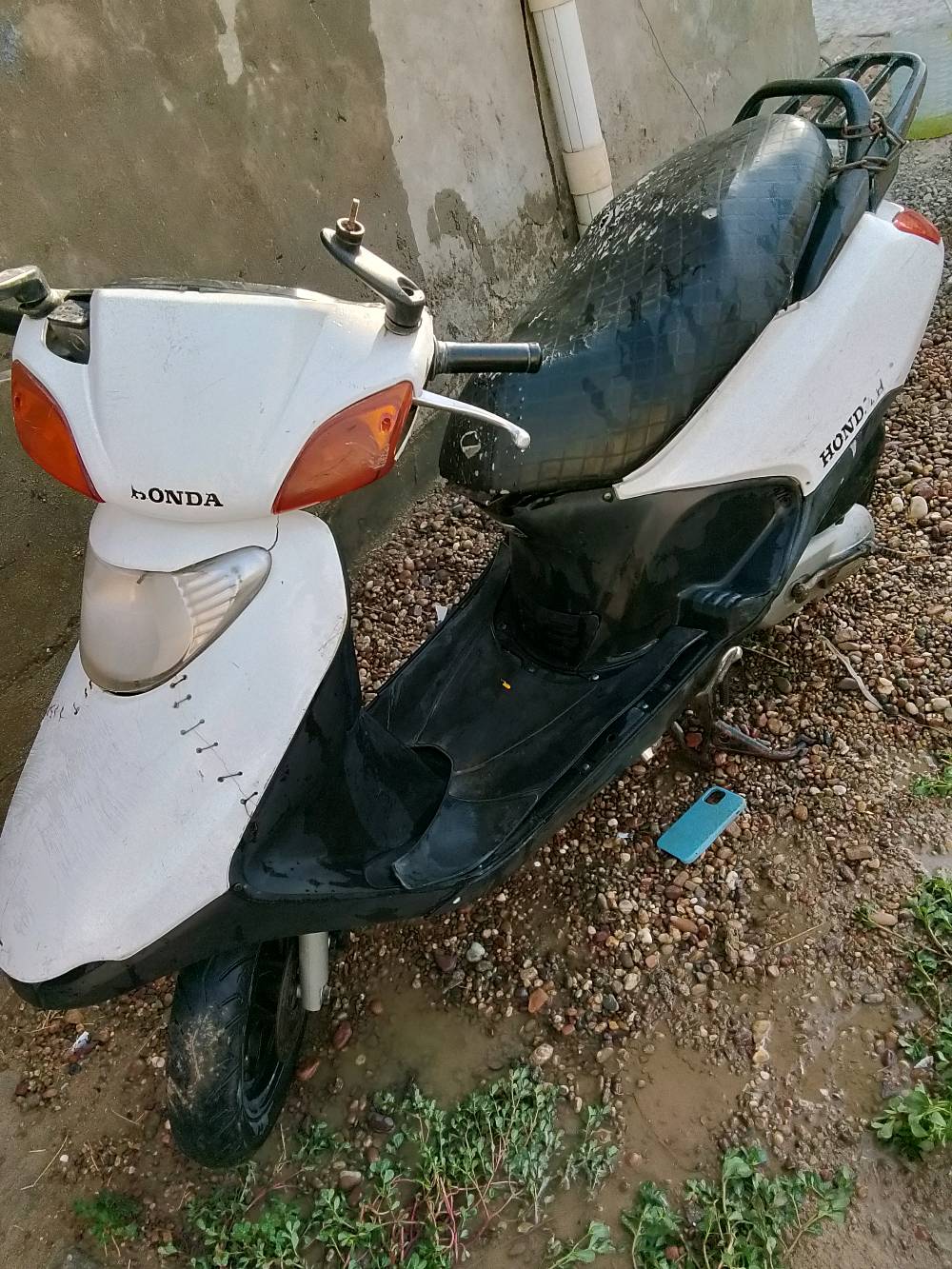 دراجه سبيسي ب300 
كهربائياتها بلاديه نظيفه
دبلات جديده 
تايرات جديده 
سلف جديد 
بطاريه جديده 
مجفته قبل شهرين بس رنكات كايمه بيه 
هذا رقمي بي واتس اب ***********