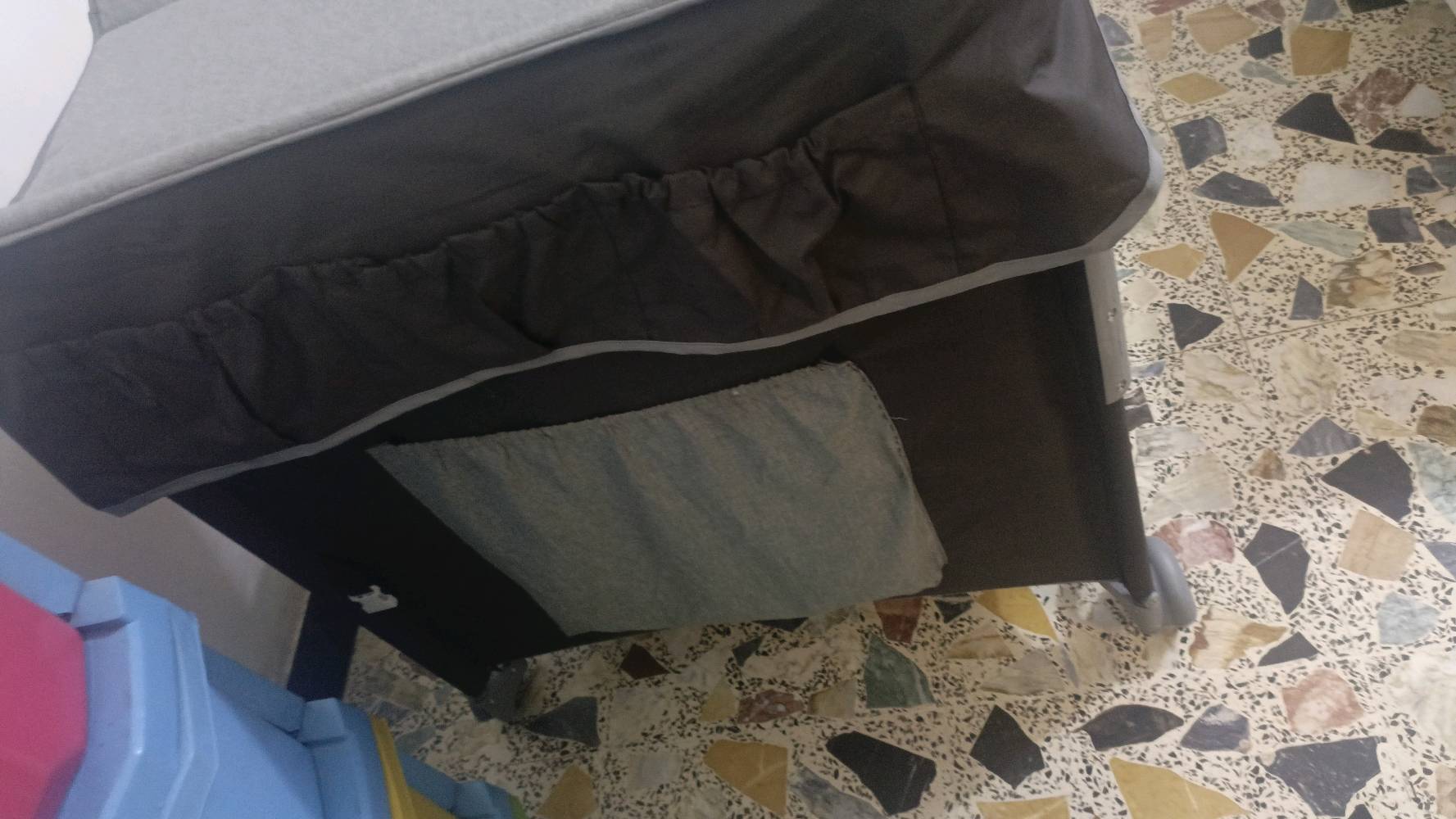 سلام عليكم جربايه طفل حديثه وجديده ستعمال قليل جدا السعر 100وبيهه مجال ***********
