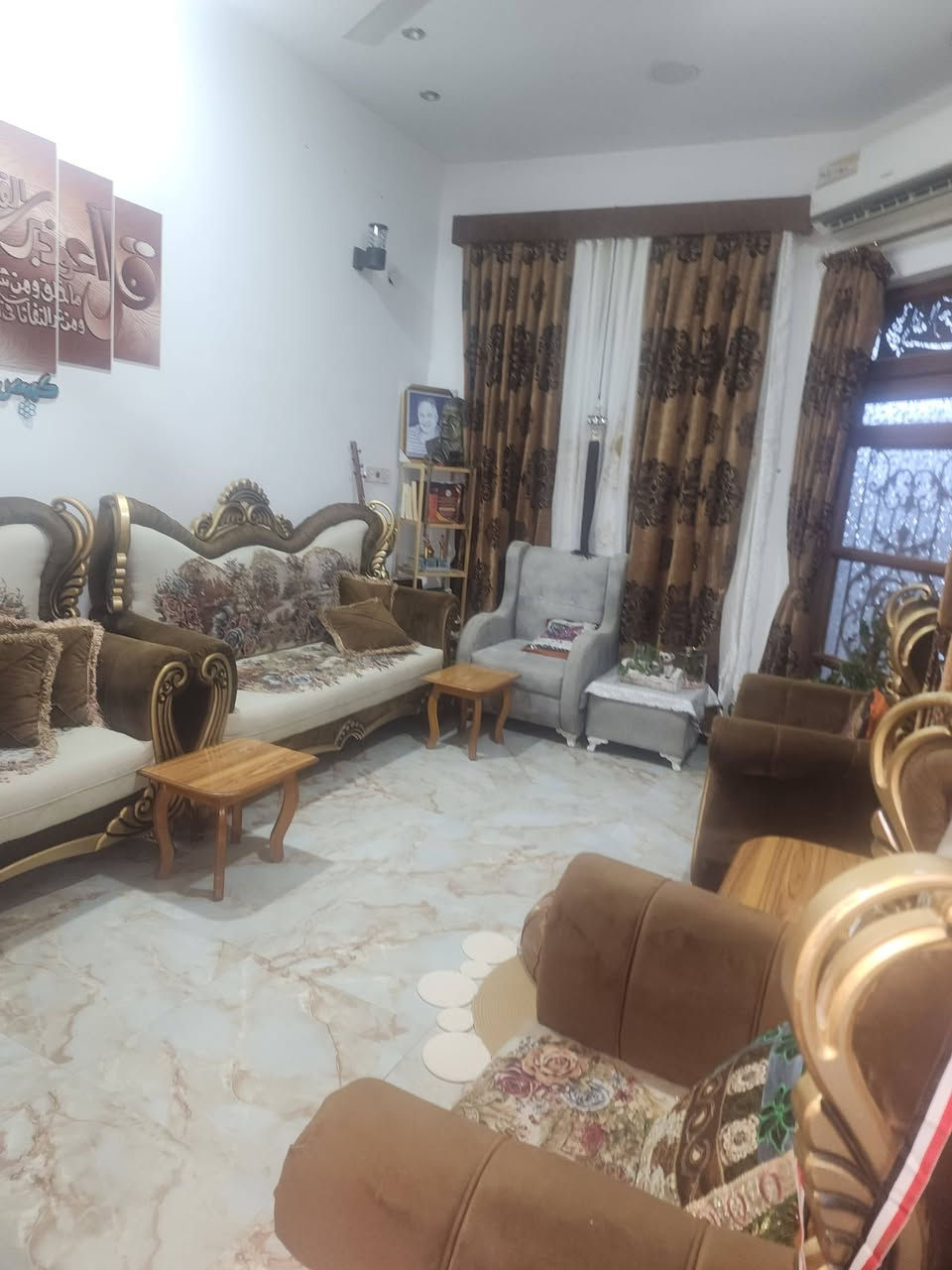 دار للبيع ..
حي المعلمين القديم .. البلوك الخامس ...المساحة ١٥٠ م   (٥×٣٠) .. طابقين ...
الاول كراج وصحيات ..غرفه خطار .. مطبخ وصالة جلوس  مفتوح .. الممر حولي  .. طابق اول غرفه نوم ... والثاني غرفتين نوم احداها بحمام مع مخزن  بالسطح للاستفسار ***********
