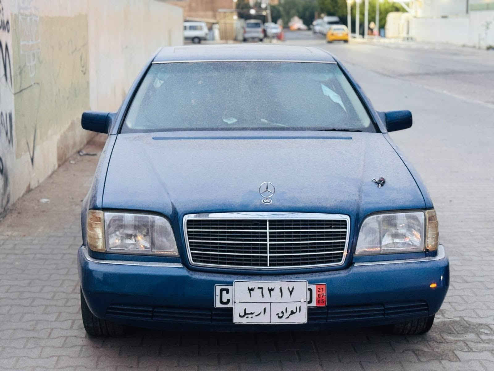 معمر • اسود • ازرق