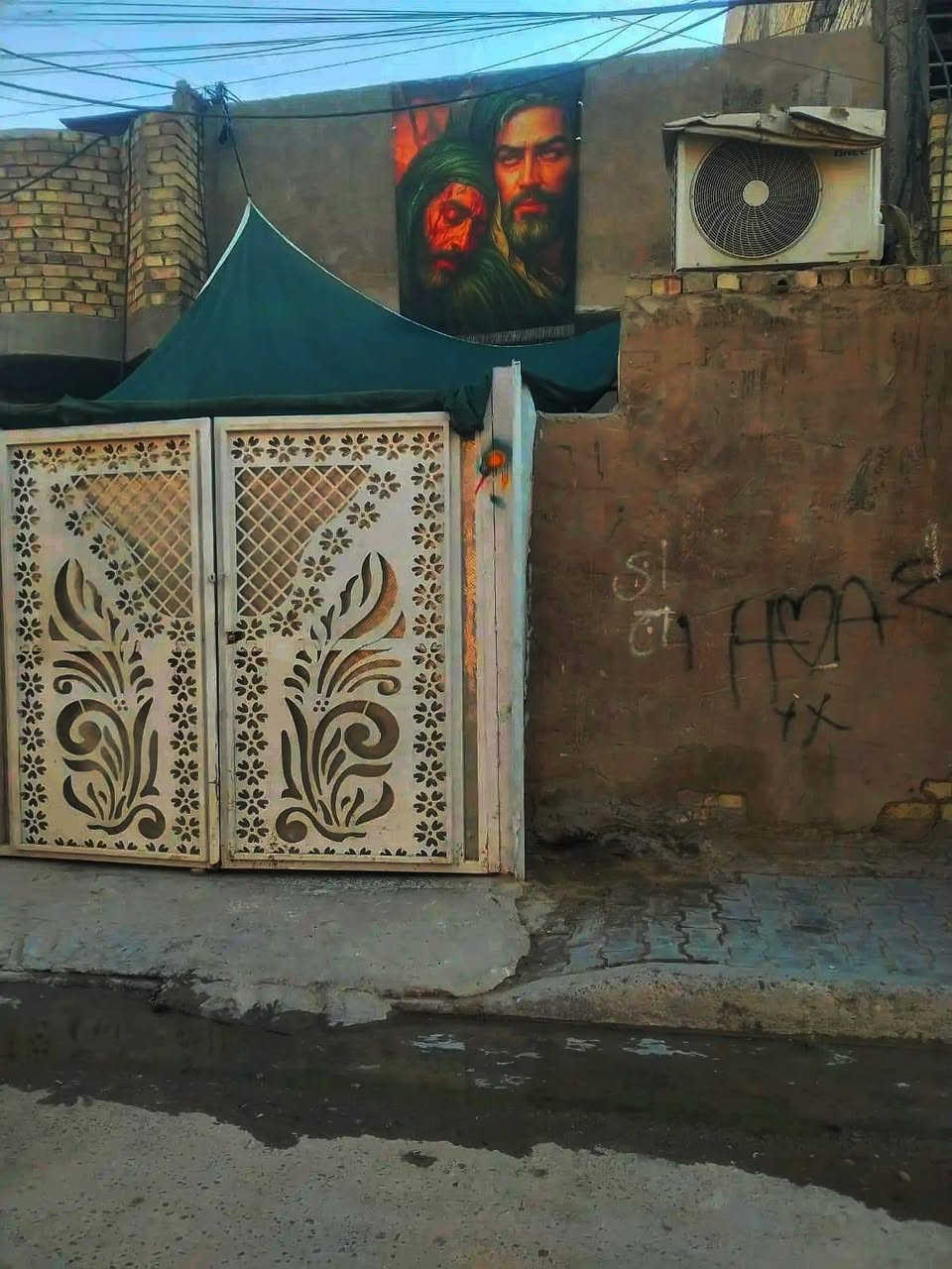 السلام عليكم بيت البيع منطقه البستان شارع عريض 
بل بدايه خلف المرطبات التميمي اول تقاطع
المساحه 100 متر الواجهه 20 ×5
ستقبال ٦ × 4
طابق ونص  غرف نوم عدد 2حمامات عدد ٣
صطحين كلشي واضح بل مقطع  السعر 75
بي مجال شي قليل  البيت سند 25
الاستفسار ***********
***********
