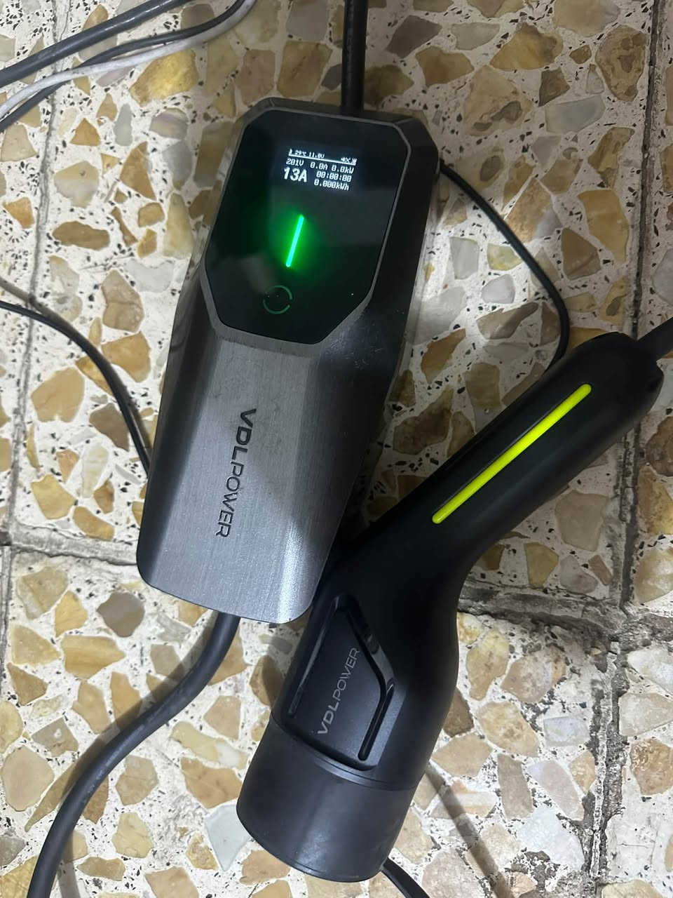 شاحن سياره.   مستخدم.     سعر 100. ؟شرط شغل

***********. واتساب.  متوفر
