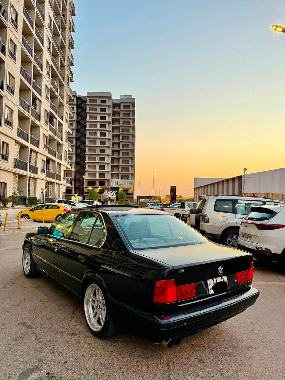 بي أم دبليو BMW موديل 1991اصل 
حجم 535 اصل عليهه مكينه وكير صقر 28 دبل فانوس 
فتحة السياره 
تبريد شغال 
كهربائيات شغاله 
￼السياره جاهزة للاخير مابيهه اي نقص 
السعر 65 
بغداد السيديه

***********
