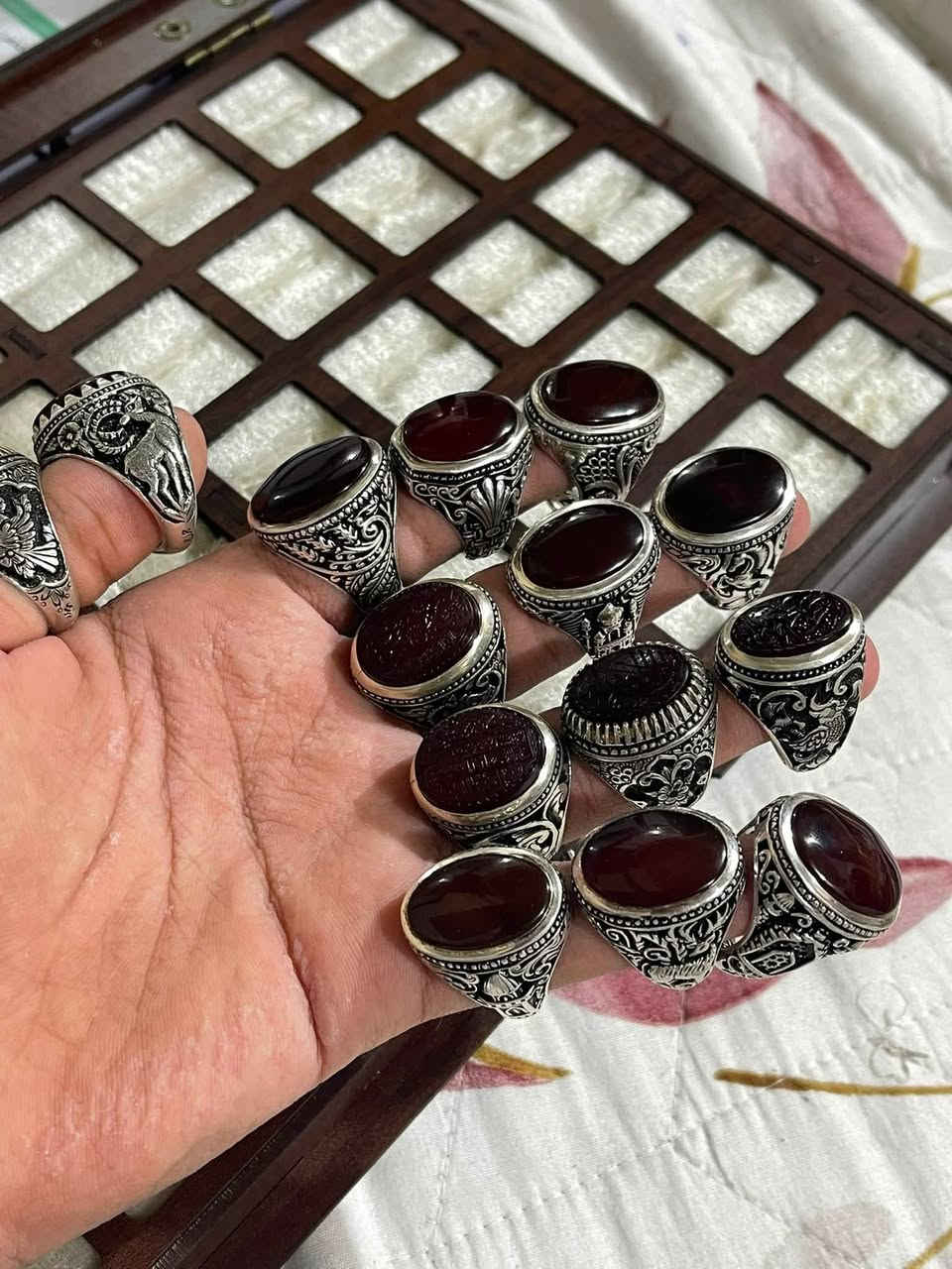 سلام عليكم للبيع ١٤ قطع ١٠ عارف و٢ جراح وثنين قلم زني سعر القطعه ١٥٠ الف شلع ١٣٥ قفل *********** بغداد يوجد توصيل
