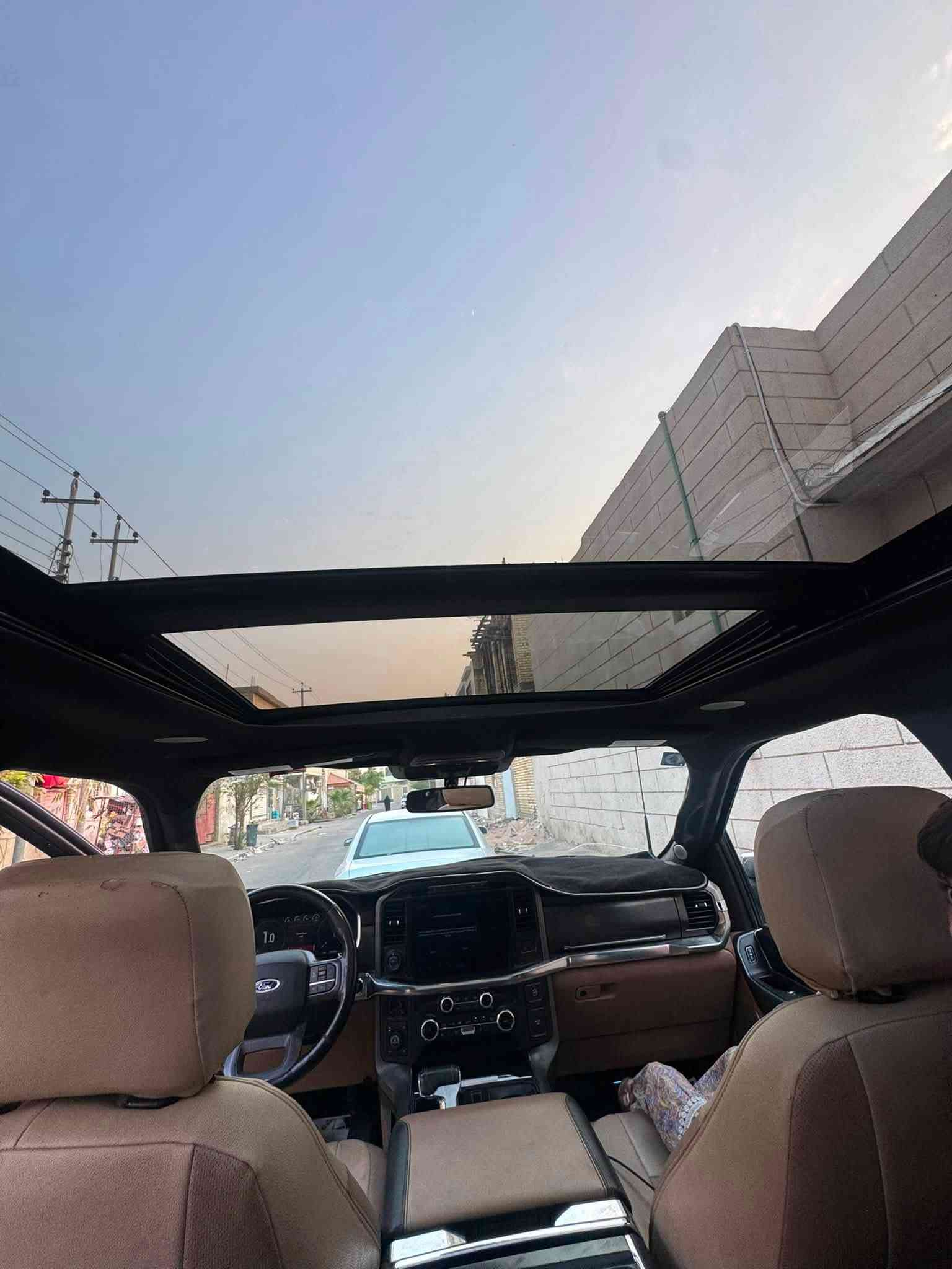 Ford F-150 Lariat PowerBoost Hybrid 2022 فورد اف ١٥٠ لاريات هايبرد فول مواصفات
مراوس ب لنكولن افيتور موديل حديث  

المواصفات:

* موديل: 2022
* الفئة: Lariat Full Option
* المحرك: 3.5L PowerBoost Hybrid Twin-Turbo EcoBoost V6
* ناقل حركة أوتوماتيك 10 سرعات
* نظام دفع رباعي (4×4)
* استهلاك وقود اقتصادي بفضل نظام الهايبرد
* جلد فاخر
* مقاعد كهربائية مع التدفئة والتبريد
* ذاكرة لمقعد السائق
* شاشة لمس كبيره
* عدادات رقمية 
* كار بلي Apple CarPlay وAndroid Auto
* كاميرات 360°
* حساسات أمامية وخلفية
* مثبت سرعة ذكي (Adaptive Cruise Control)
* نظام المحافظة على المسار
* نظام مراقبة النقطة العمياء (BLIS)
* تشغيل بصمة (Push Start)
* تشغيل عن بُعد (Remote Start)
* فتحة سقف بانورامية
* إضاءة LED أمامية وخلفية
* مرايا كهربائية قابلة للطي مع القفل
* باب خلفي كهربائي (Power Tailgate)
* نظام اختيار أنماط القيادة
* تكييف أوتوماتيكي ثنائي المناطق
* نظام صوت Bang & Olufsen
* مخارج كهرباء داخلية وخارجيةPro Power Onboard.

رقم الشاصي: 1FTFW1ED8NFA50272
صور الحادث مرفقه وممكن مراجعة تفاصيل الحادث من خلال رقم الشاصي

عداد المسافه 116 الف ميل

***********
