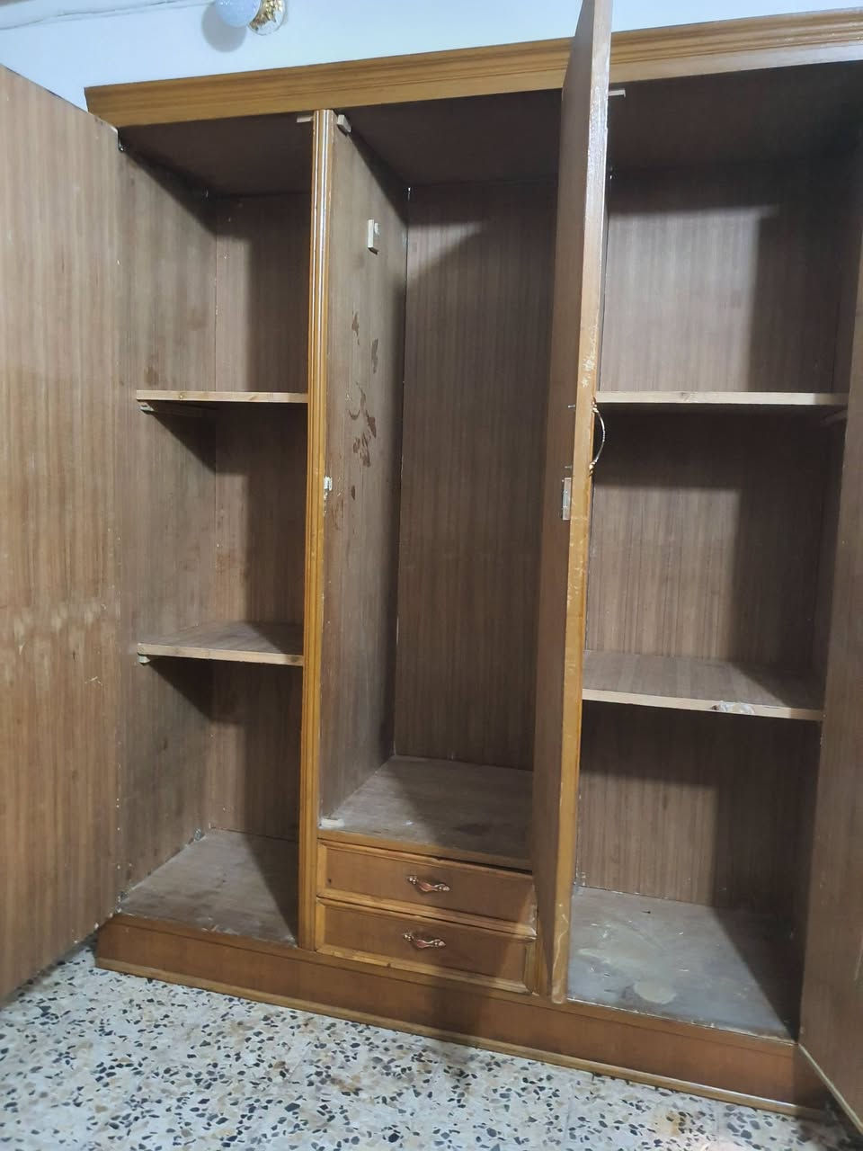 كنتور ٣ أبواب صاج تفصال درجه اولى ثقيل نظيف جدا الظهر فريم براغي عالي كله صاج داخل وخارج والظهر خمسه ميل السعر ٢٥٠
