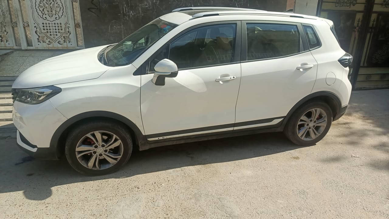 السلام عليكم سيارة شانجان CS15 (Changan CS15)، :
​المحرك والأداء
​المحرك: 4 أسطوانات (4 سلندر) سعة 1.5 لتر بتنفس طبيعي.
​القوة: حوالي 105 إلى 107 حصان.
​عزم دوران: حوالي 145 نيوتن/متر.
​ناقل الحركة (الكير): أوتوماتيكي من نوع DCT (ثنائي التعشيق) بـ 5 سرعات.
​نظام الدفع: أمامي (FWD).
​الأبعاد والسعة
​نمط الهيكل: كروس أوفر subcompact (صغيرة الحجم).
​خزان الوقود: سعة 44 لتر تقريباً، وتتميز باستهلاك اقتصادي للوقود.
​التجهيزات والتقنيات العامة
​الإضاءة: مصابيح أماميّة بتصميم حديث مع إضاءة نهارية LED.
​الأمان: وسائد هوائية أمامية، نظام منع إغلاق المكابح (ABS)، نظام توزيع قوة الفرملة إلكترونياً (EBD)، ونظام التحكم بالثبات (ESP).
​المقصورة: شاشة معلومات وترفيه لمسية وسطية، نظام صوتي، عجلة قيادة متعددة الوظائف، وحساسات خلفية مع كاميرا  السعر خاص رقمي ***********
