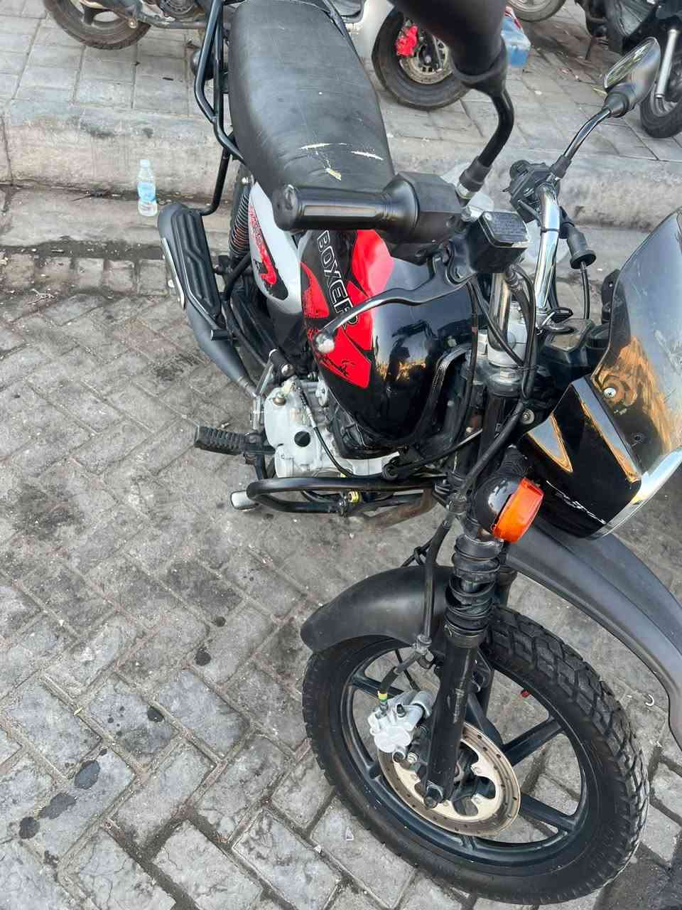 بوكسر للبيع مديل 22 دراجه خير من الله كلشي شغال بيها مكينه مجفته شركه اوراقها ضايعه اكفلها سرقه سعرهه 900  وبيها مجال 
مكاني بغداد
***********
