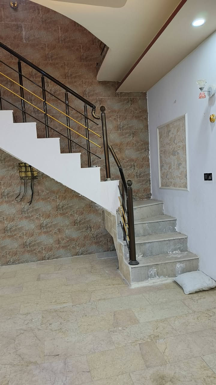 سلام عليكم  400متر للبيع بناء طابوك صب كونكريت يحتوي على غرفتين او صاله وستقبال العنوان نجف شارع المطار جديد بشارع علكم بشارع حاتم الخير نهايت المقرنص ***********@
