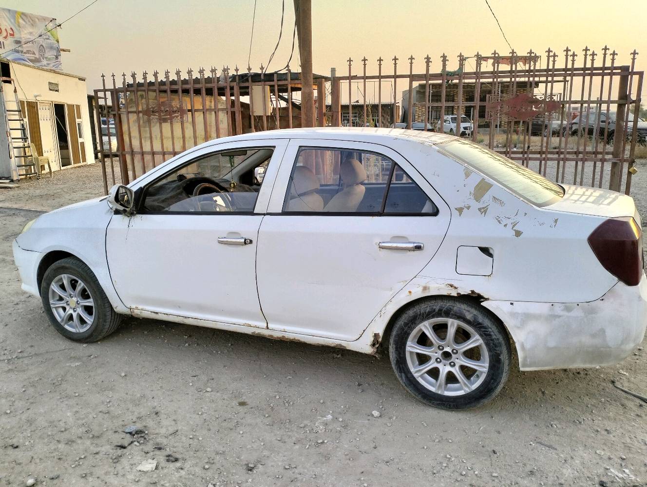 ​للبيع: جيلي سيدان موديل [2011]
​النوع: جيلي (Geely)
​الطراز: MK
​المحرك: 1.6 لتر، 4 سلندر
​ناقل الحركة: يدوي (مانيوال)
​اللون: أبيض
​اللوحة: بابل القاسم  جمعيه ( العراق)
​حالة السيارة:
السيارة بحالة ميكانيكية جيدة، تعمل وتسير بشكل نظامي. المحرك والجير بحالة ممتازة. السيارة بحاجة لبعض الاهتمام التجميلي البسيط (سمكرة وبويا وتنظيف داخلي) لتصبح بحالة مثالية.
​
​يوجد بعض الصدأ في الرفارف الخلفية كما هو معتاد في هذا الموديل.

كامل الاوراق اصوليه وكامله  وصاحب السياره من اهالي الديوانيه ويمكن التحويل بالاتصال مع صاحب السياره الاصلي ونطيك رقم المالك الاصلي بعد الشراء 

​السعر المطلوب:
25 ورقة 
السعر قابل للتفاوض للجادين بالمعقول.
​
للتواصل والاستفسار:
يرجى الاتصال على الرقم: [***********]
(متوفر أيضًا عبر واتساب)