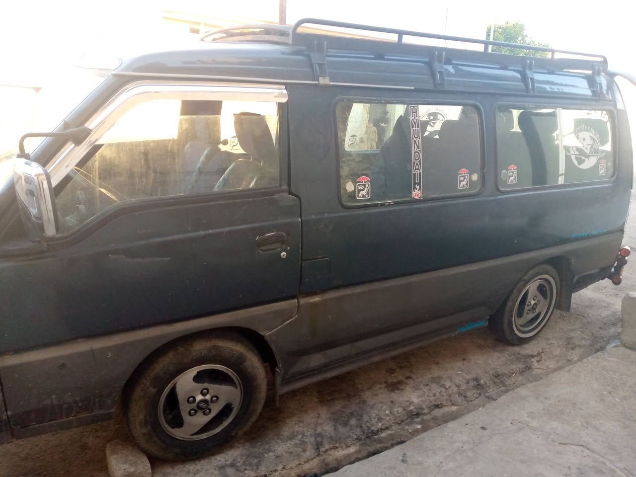كيه هونداي للبيع موديل 96وبيها حصة كاز بيها اثر نفخ وسياره بااسمي نهاية 2028 رقم دولي وهيه مامسجلة مرور مصفر السعر 58 ورقه/رقم الهاتف ***********
