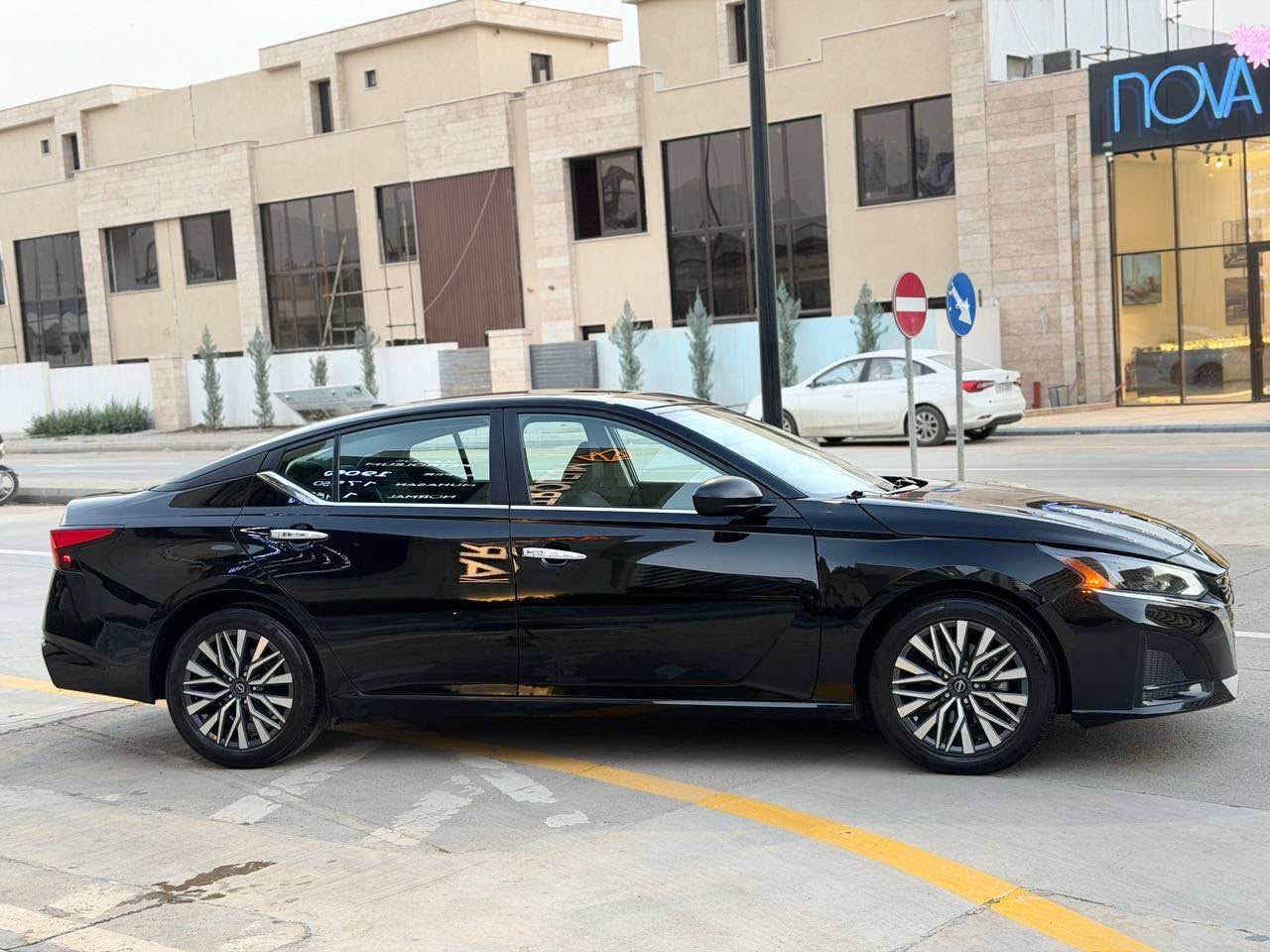 نيسان ألتيما • ٢٠٢٥ • ٣٠٠٠٠ مايل