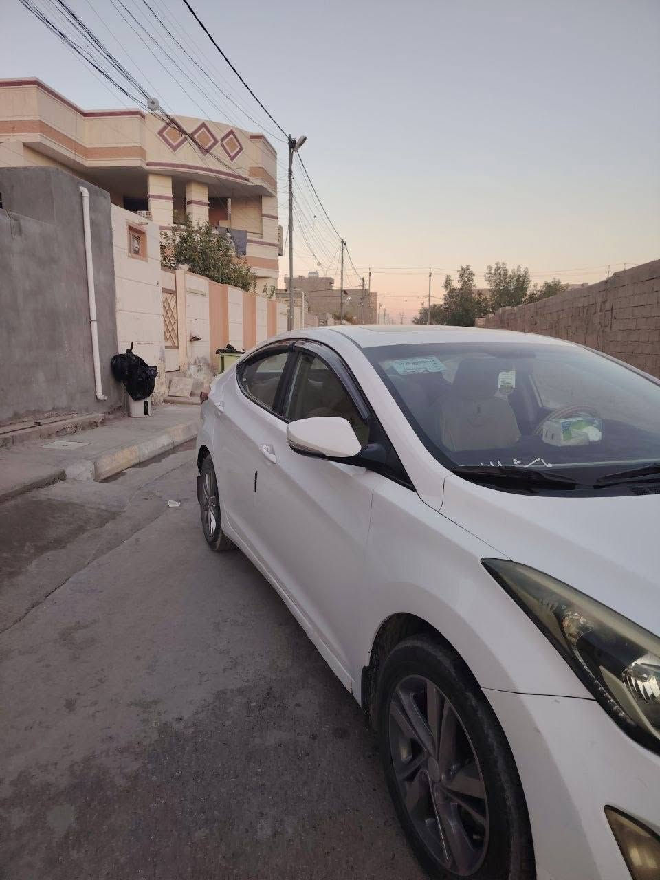 السلام عليكم 

النترا للبيع موديل 2016 خليجي لون ابيض رقم بغداد خصوصي 

المواصافات:
محرك 1800 دوش 
فتحه بالسقف 
تحكم بالمري
تحكم ستيرن
مضلع
والباقي مواصفات معروفه 

السيارة مابيه ضربه فقط شخوط  الجاملغ الخلفي من جهة السائق بي رصعه  موضحه بالصورة
للاستفسار: *********** بي واتساب
