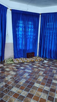 بيت للبيع بحي زهراء يم ساحة الطف  يتكون البيت من غرفتين وصالتين واستقب...
