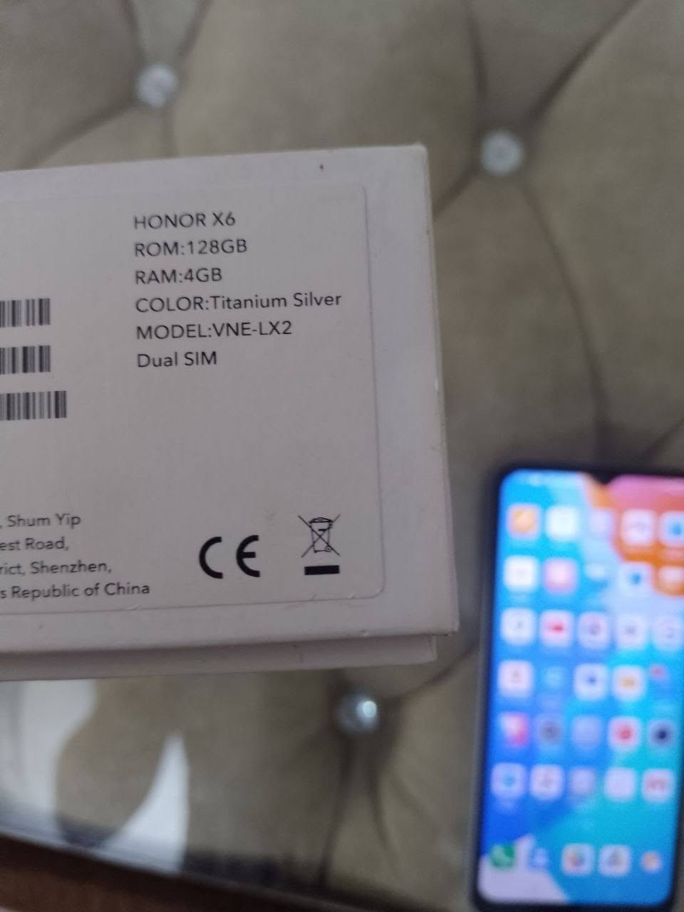 السلام عليكم للبيع HONOR X6 مستعمل قليل نضافة 99% ذاكرة 128 رام 4 اللون تيتانيوم سلفر شريحتين كاميرا 50ميگا بكسل مكفول كفالة عامة على وضع الشركة بدون تصليح مع الكارتون والملحقاة السعر 140مع التوصيل فقط داخل قضاء طوز ***********
