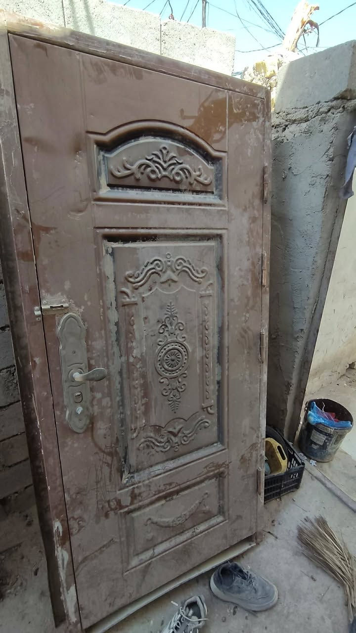 باب مستعمل حديد للبيع 
***********
